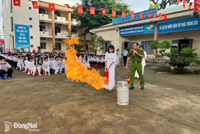 Tuyên truyền, trải nghiệm thực hành về chữa cháy tại Trường THPT Nguyễn Đình Chiểu