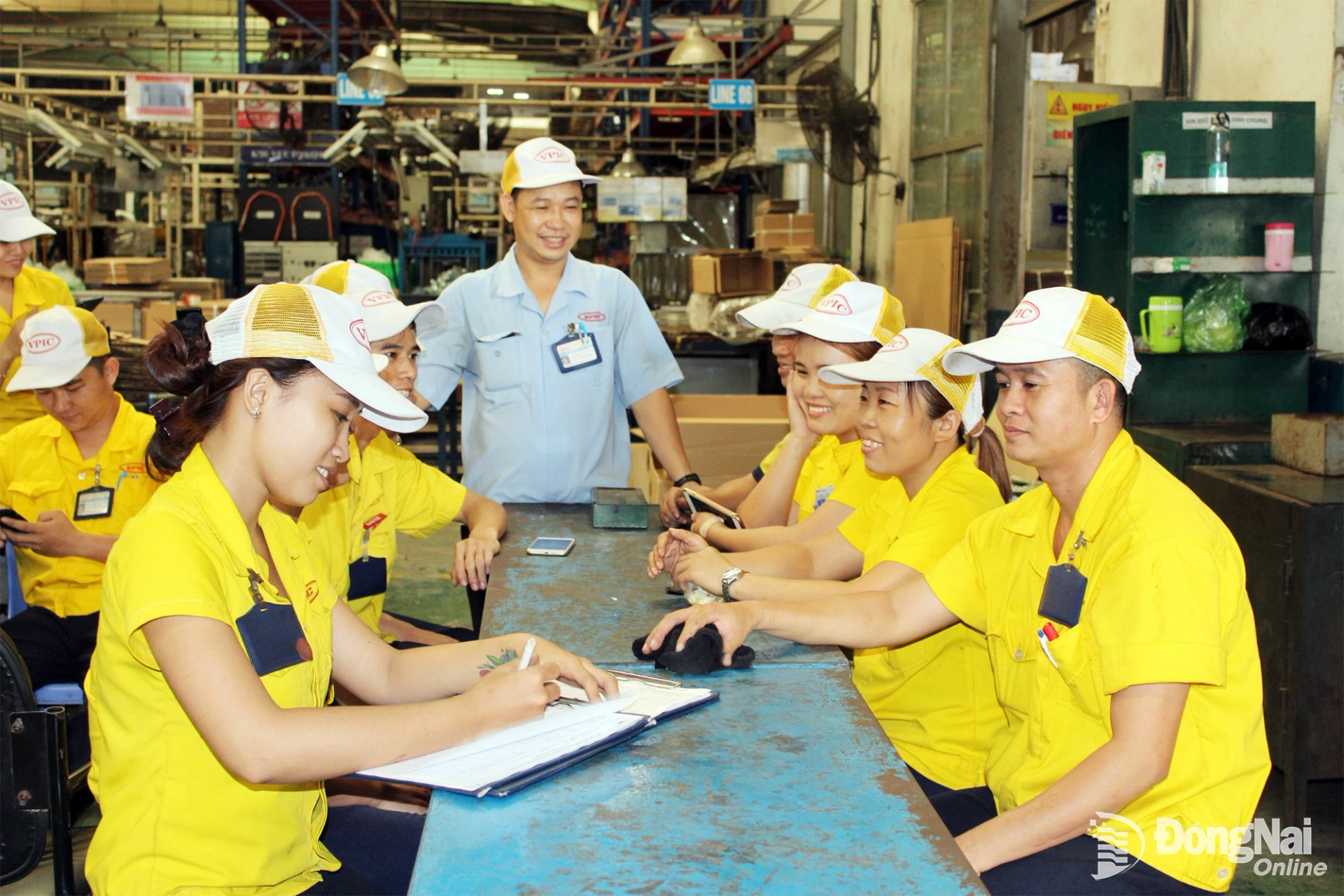 Cán bộ Công đoàn Công ty cổ phần Công nghiệp chính xác Việt Nam (phường Hố Nai) trao đổi cùng công nhân tại buổi nghỉ giải lao giữa ca làm việc.