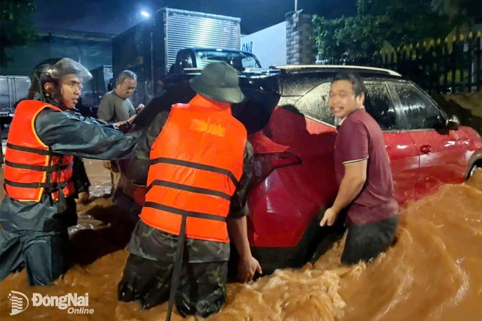 Hàng trăm cán bộ, chiến sĩ hỗ trợ các địa phương khắc phục hậu quả thiên tai