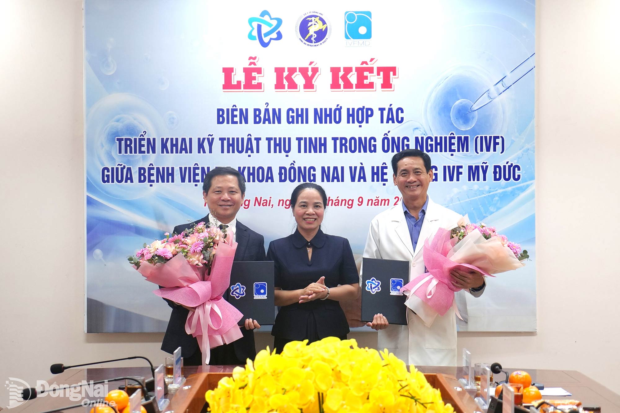 Giám đốc Sở Y tế Đồng Nai Đỗ Thị Nguyên tặng hoa chúc mừng sự hợp tác của 2 đơn vị. Ảnh: Hạnh Dung
