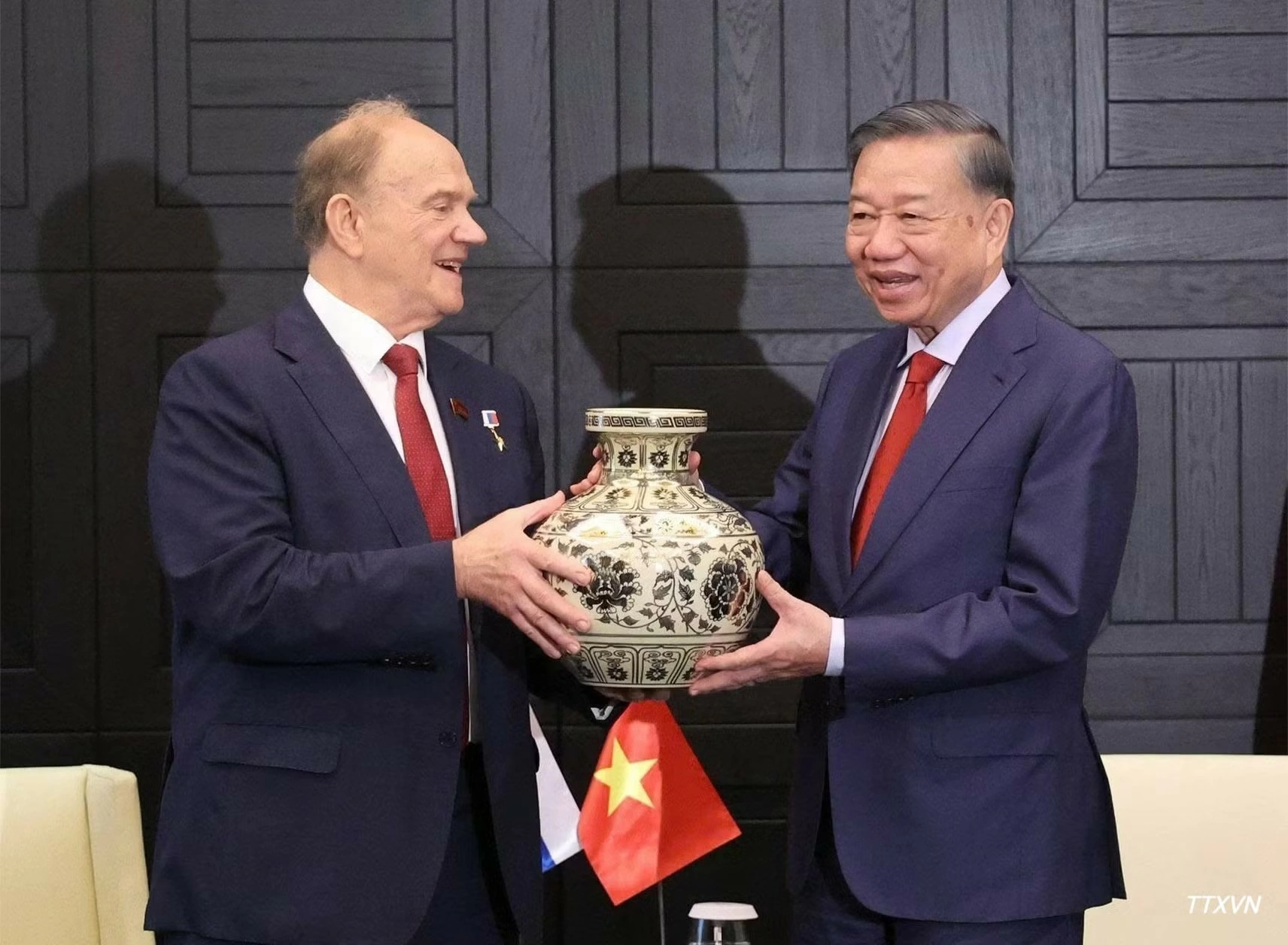 Tổng Bí thư, Chủ tịch nước Tô Lâm tặng quà Chủ tịch Đảng Cộng sản Liên bang Nga Gennady Zyuganov. (Ảnh: Thống Nhất - TTXVN)
