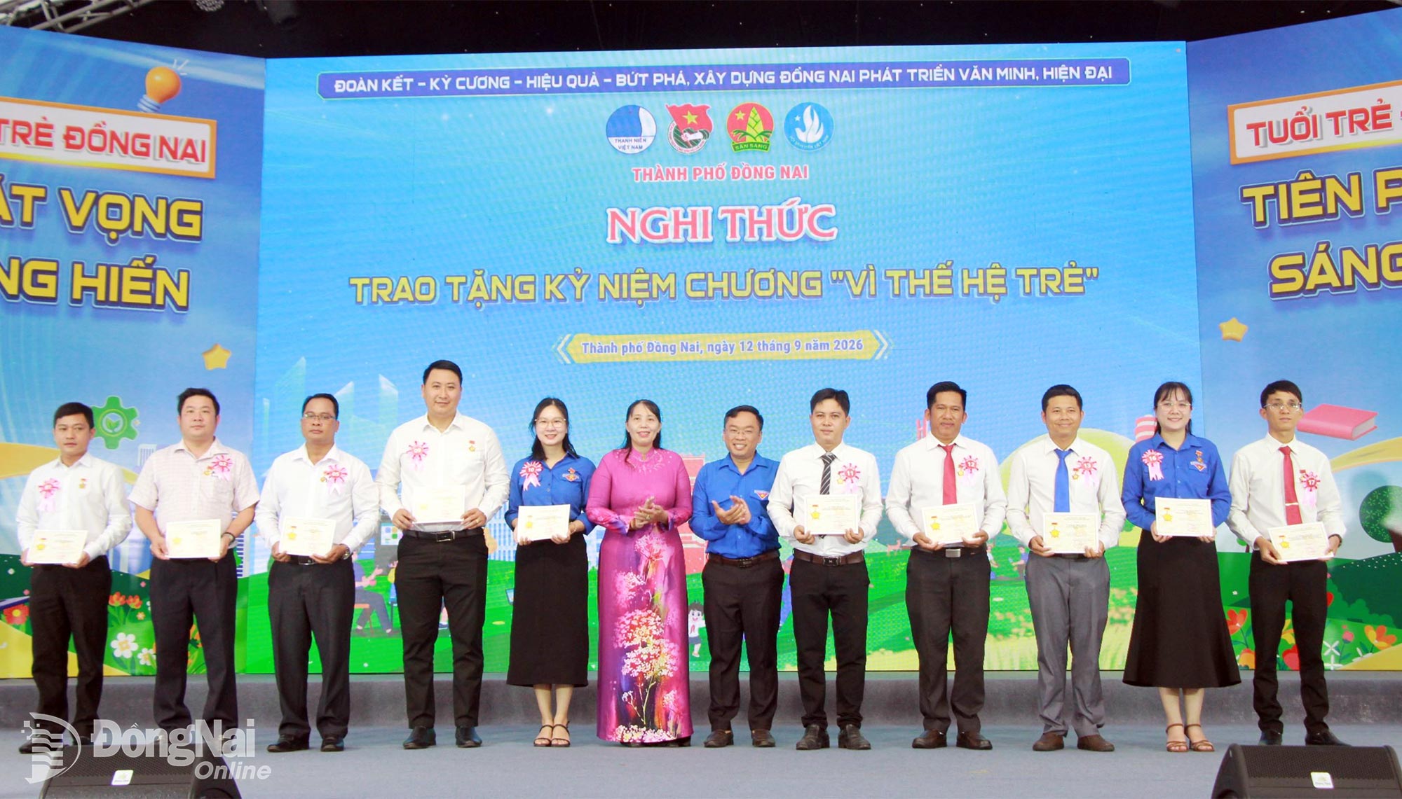 Các đồng chí: Lê Thị Thái, Thành ủy viên, Phó Trưởng ban Tuyên giáo và Dân vận Thành ủy; Nguyễn Minh Kiên, Thành ủy viên, Phó Chủ tịch Ủy ban MTTQ Việt Nam thành phố, Bí thư Thành đoàn trao kỷ niệm chương cho các cá nhân. Ảnh: Nga Sơn