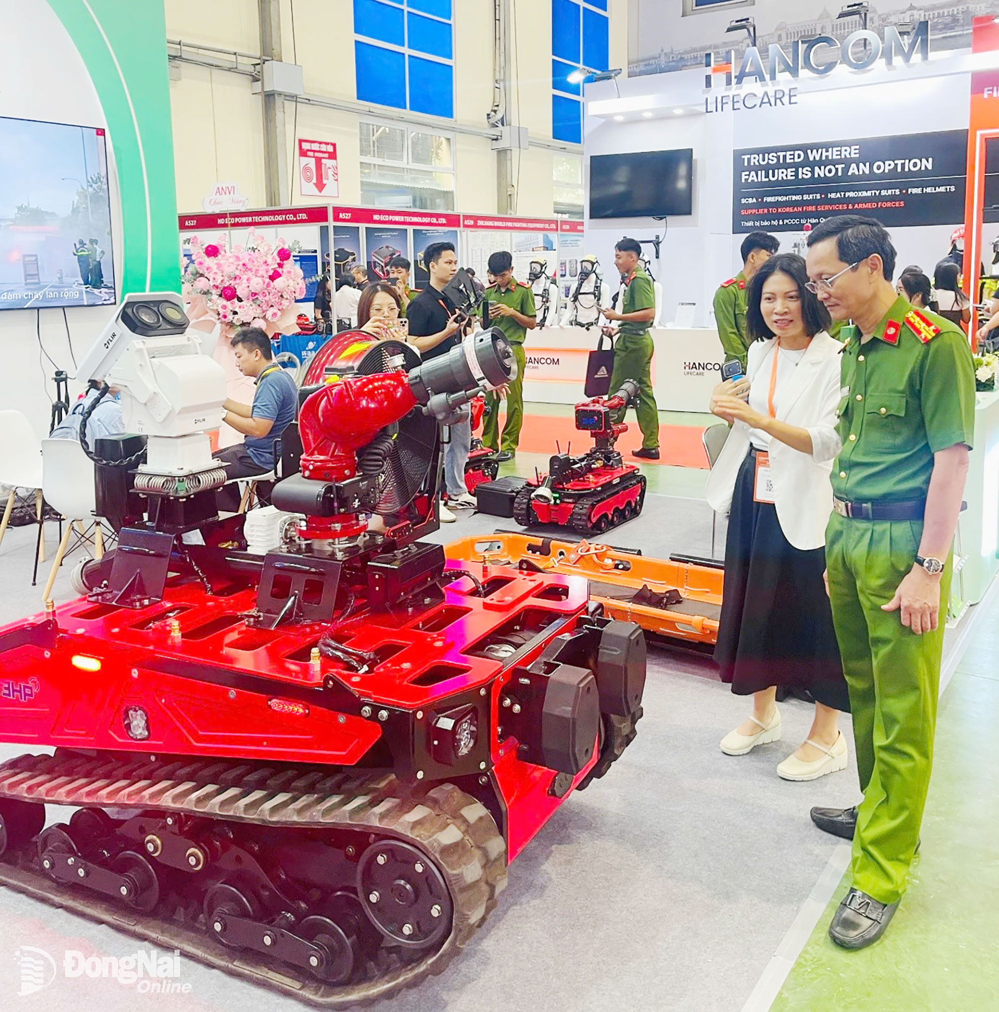 Đ/c Đại tá Nguyễn Thọ Bài, tiếp cận, trải nghiệm thực tế các công nghệ PCCC và CNCH thế hệ mới.

