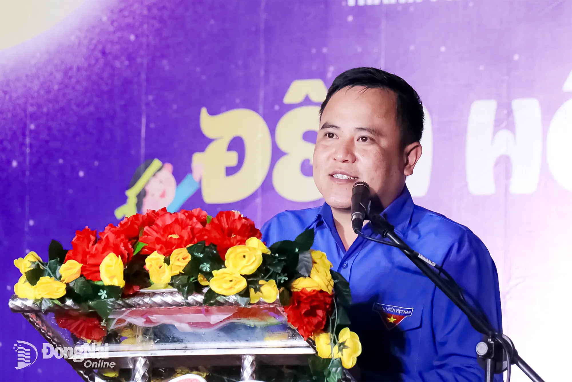 Deputy Secretary of the City Youth Union Nguyen Hieu Trung speaks at the Full Moon Festival Night. Photo: Ngoc Huyen


