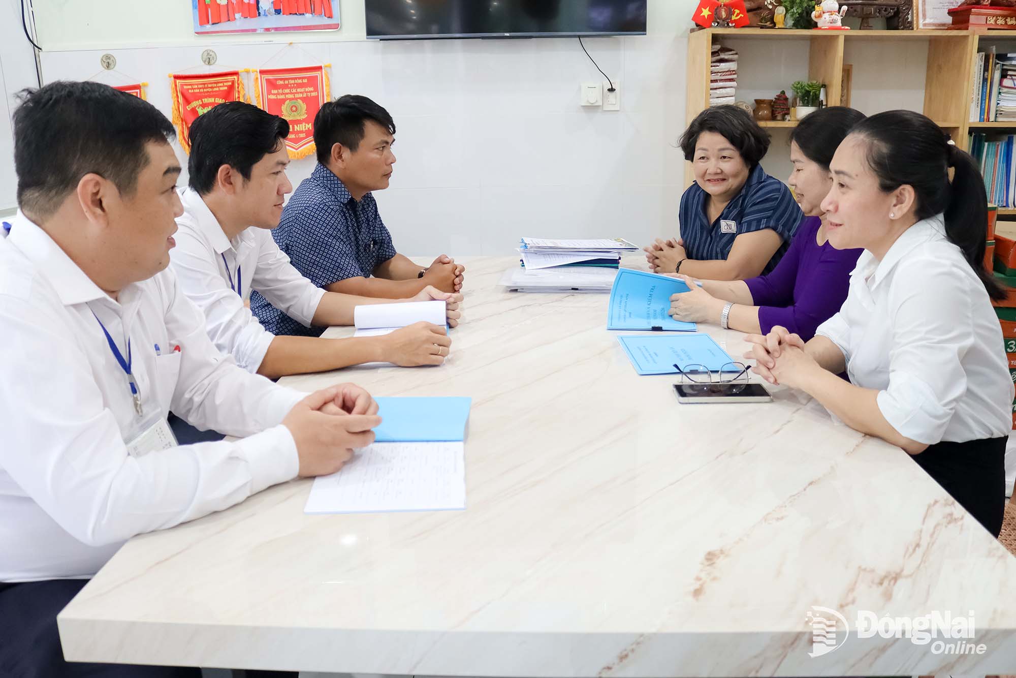 Tổ tuyên truyền, vận động bàn giao mặt bằng của xã An Phước đến động viên một gia đình trong quá trình di dời tài sản, bàn giao mặt bằng.

