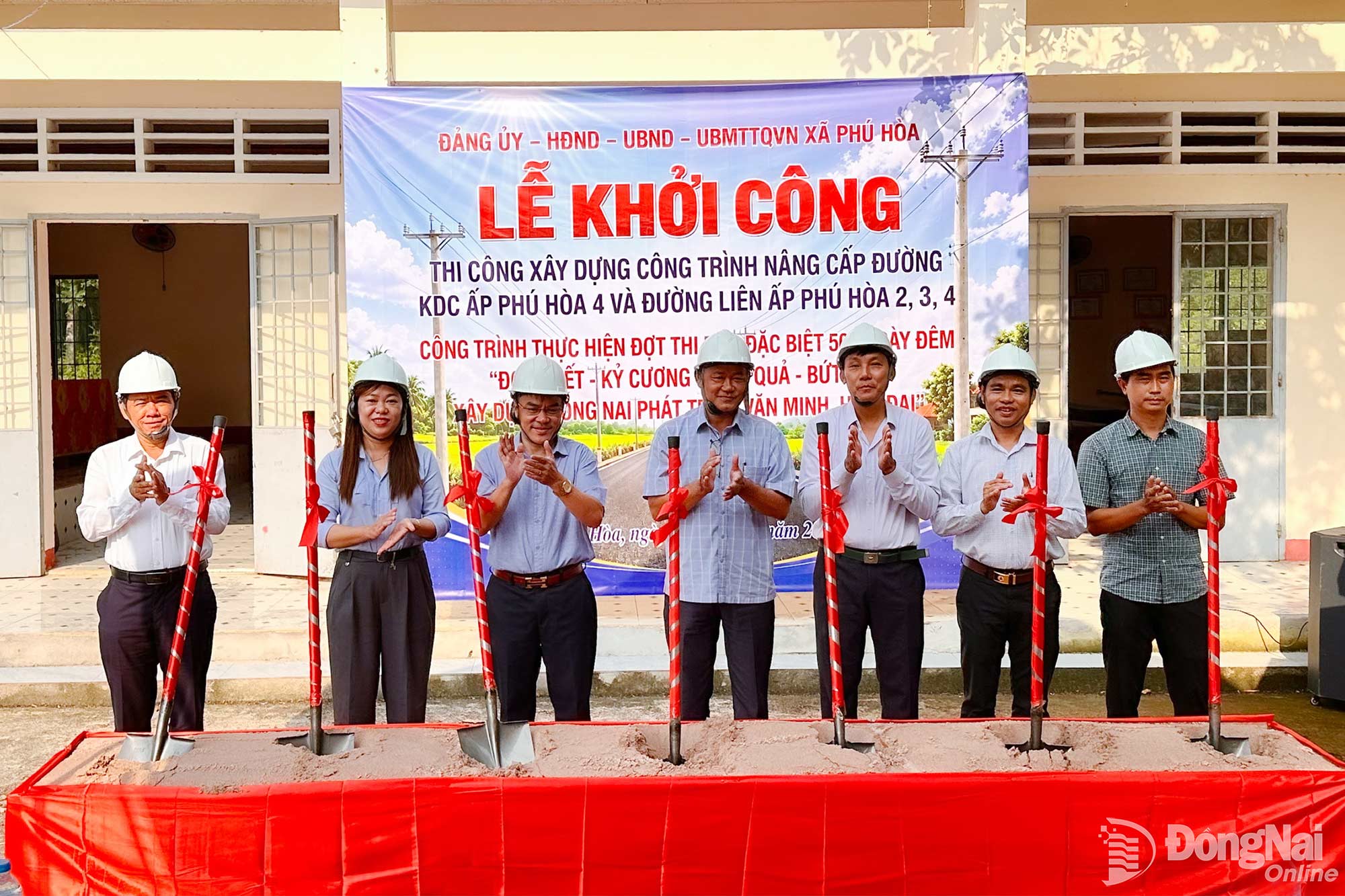 Lãnh đạo xã Phú Hòa thực hiện nghi thức khởi công công trình nâng cấp đường khu dân cư ấp Phú Hòa 4 và đường liên ấp Phú Hòa 2, 3, 4. Ảnh: Tô Cương