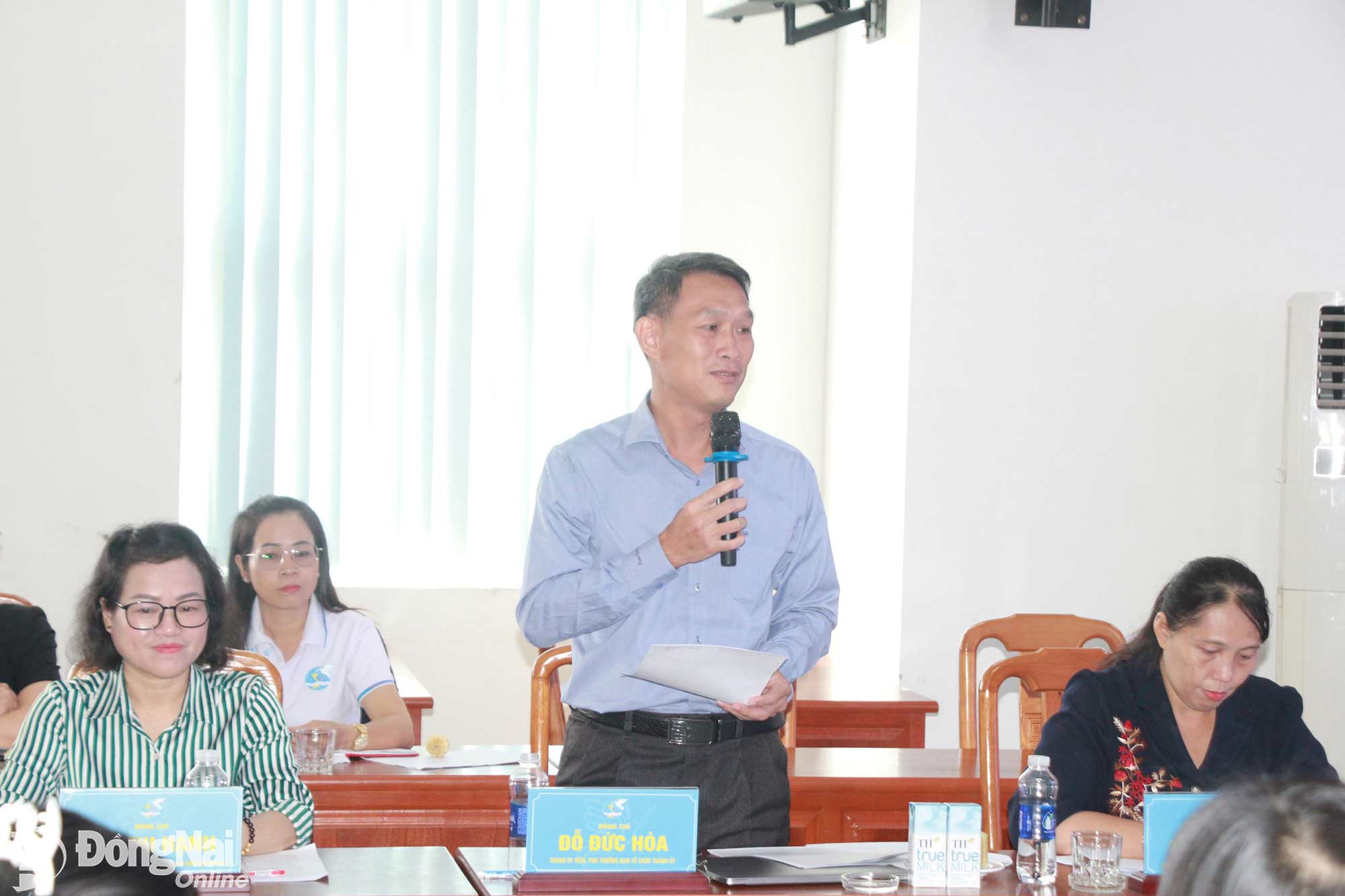 Thành ủy viên, Phó Trưởng ban Tổ chức Thành ủy Đỗ Đức Hòa trao đổi tại hội thảo. Ảnh: Nga Sơn