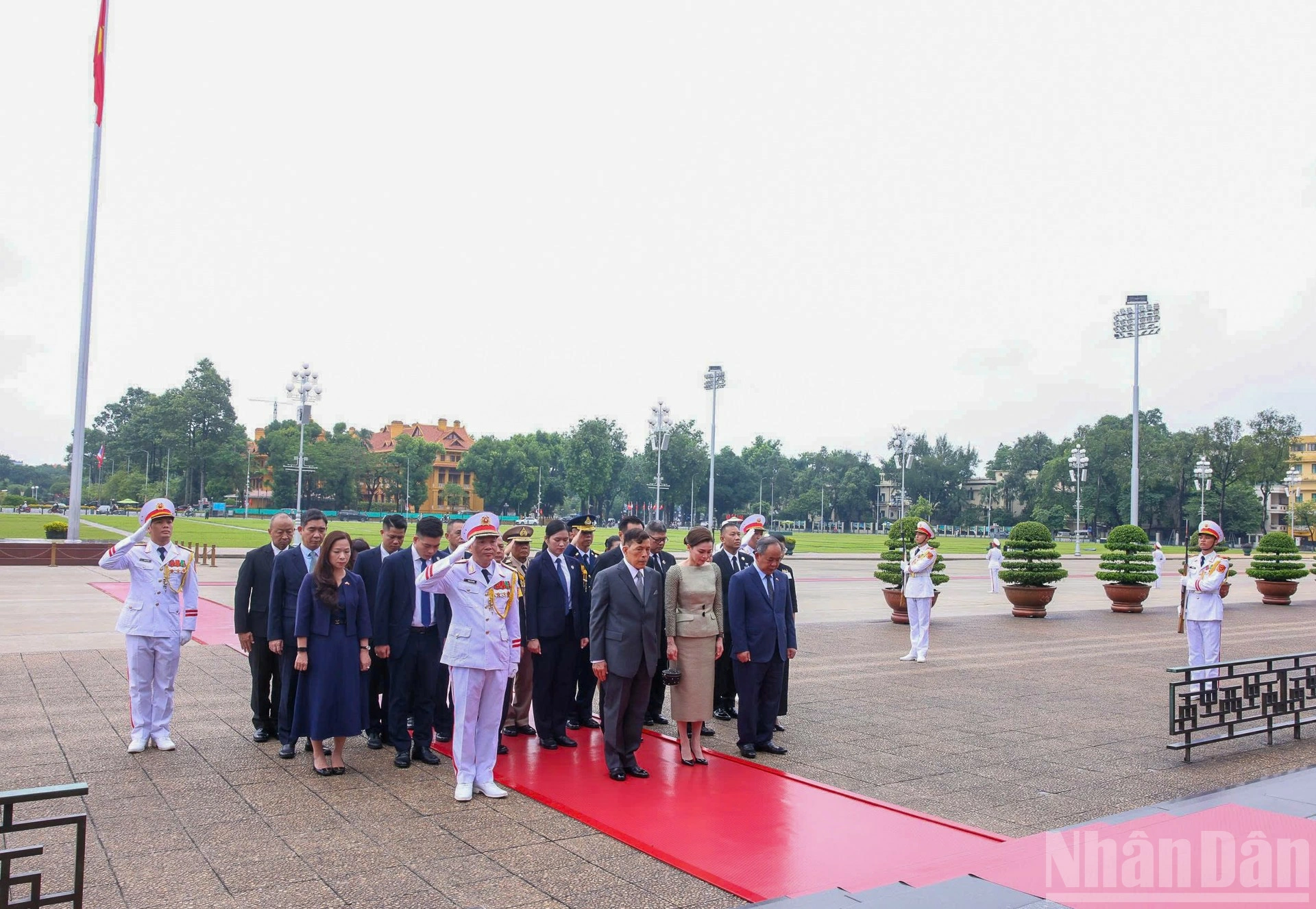 Nhà vua Vương quốc Thái Lan Maha Vajiralongkorn Phra Vajiraklaochaoyuhua và Hoàng hậu Suthida Bajrasudhabimalalakshana tưởng niệm Chủ tịch Hồ Chí Minh.