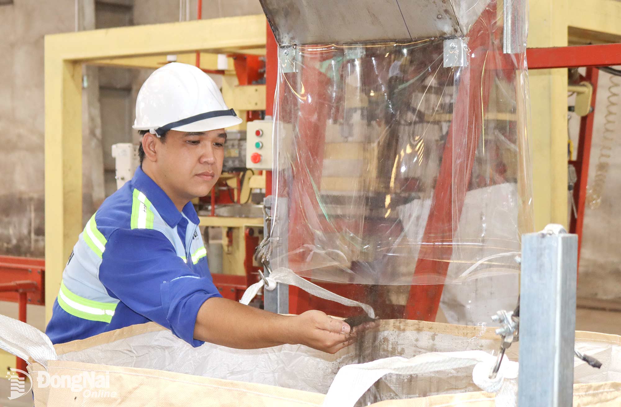 Công nhân kiểm tra sản phẩm phân bón hữu cơ dạng mùn do Công ty cổ phần Dịch vụ Sonadezi sản xuất. Ảnh: Hoàng Lộc