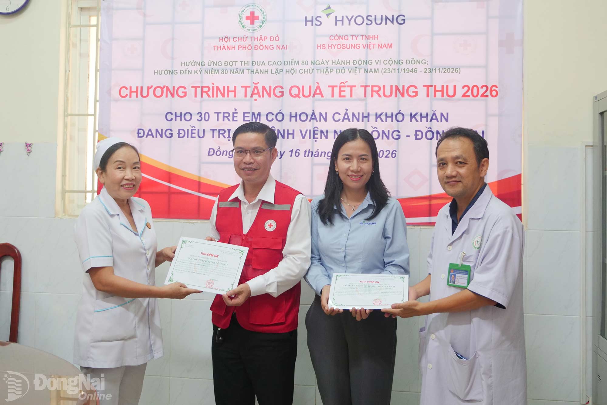 Đại diện Bệnh viện Nhi đồng Đồng Nai trao thư cảm ơn Hội Chữ thập đỏ thành phố và nhà tài trợ. Ảnh: Hạnh Dung