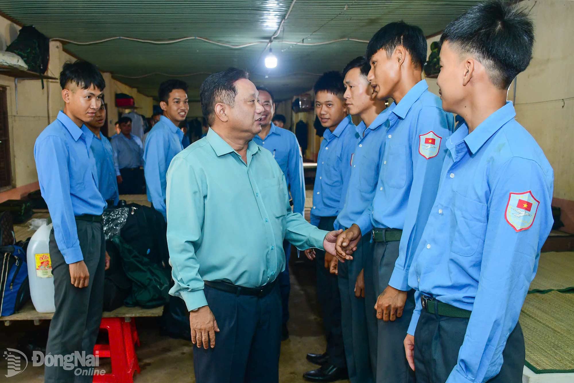 Thiếu tướng Trần Chí Tâm, Phó Chính ủy Quân khu 7 và đại biểu động viên Đội K72. Ảnh: ĐVCC