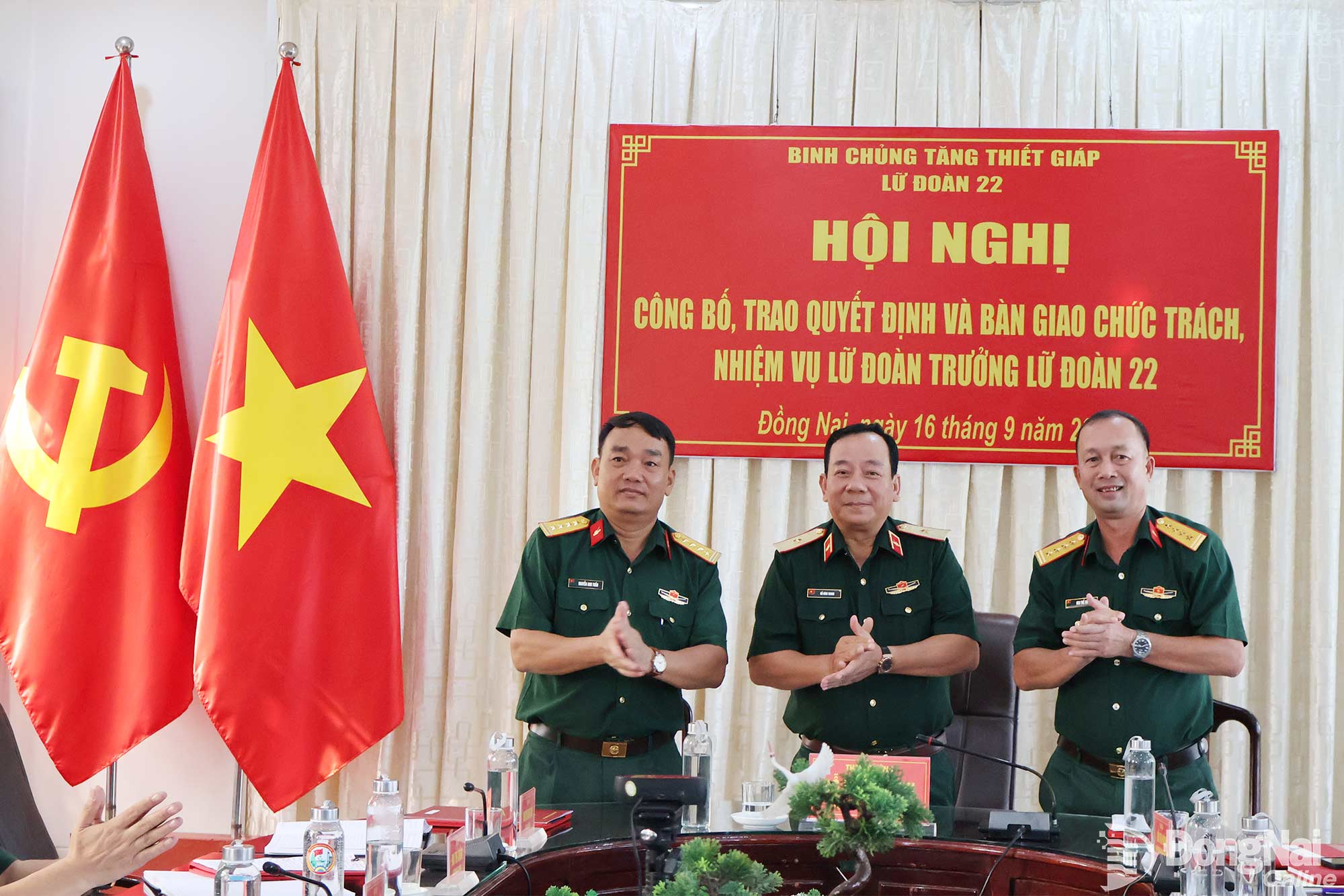Thiếu tướng Đỗ Đình Thanh, Phó Bí thư Đảng ủy, Tư lệnh Binh chủng Tăng thiết giáp chứng kiến bàn giao giữa Đại tá Nguyễn Anh Tuấn và Đại tá Mai Thế Cường. Ảnh: Nguyệt Hà
