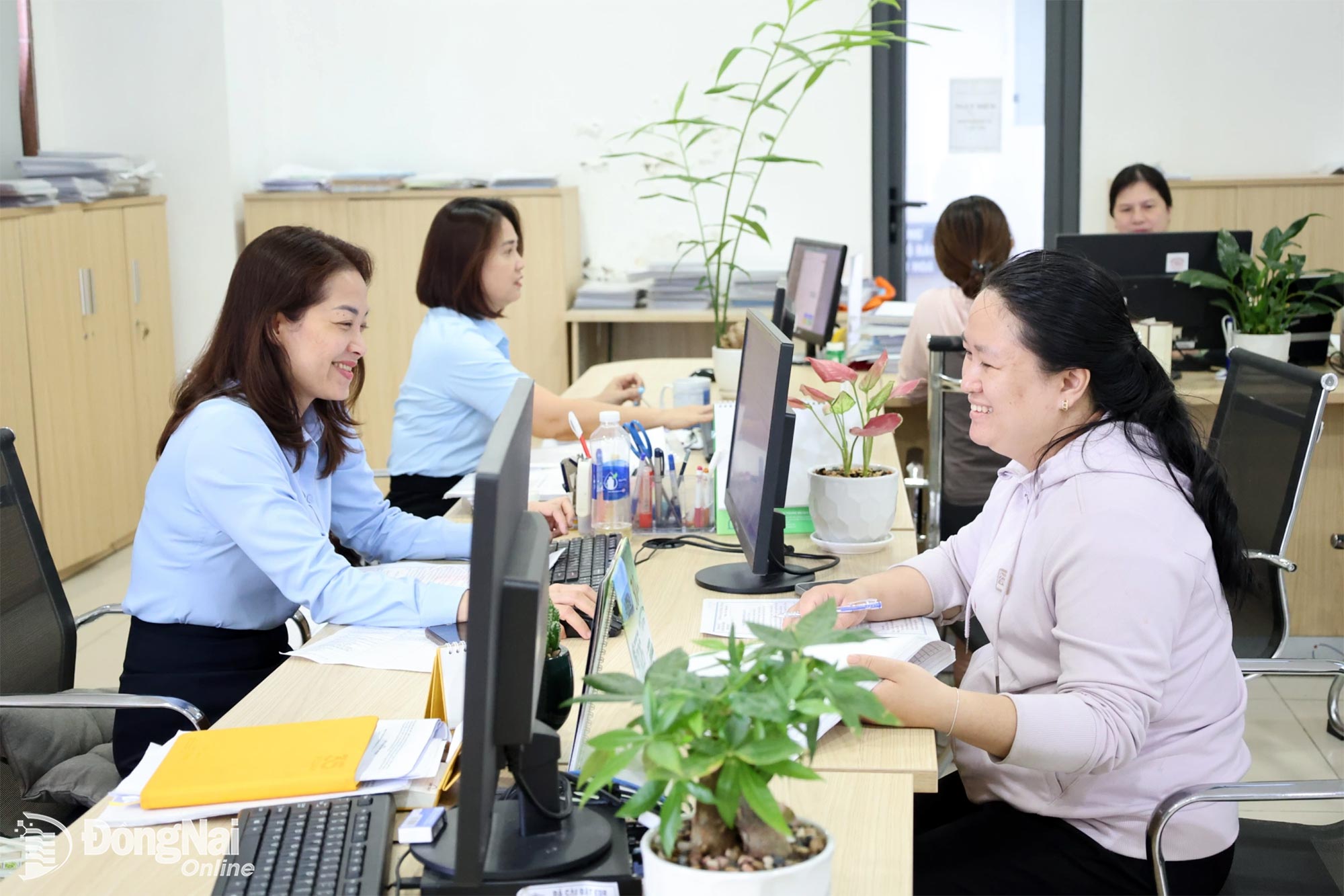 Staff at the Dong Nai Public Administrative Service Center process administrative procedures for citizens. Photo: Ho Thao

