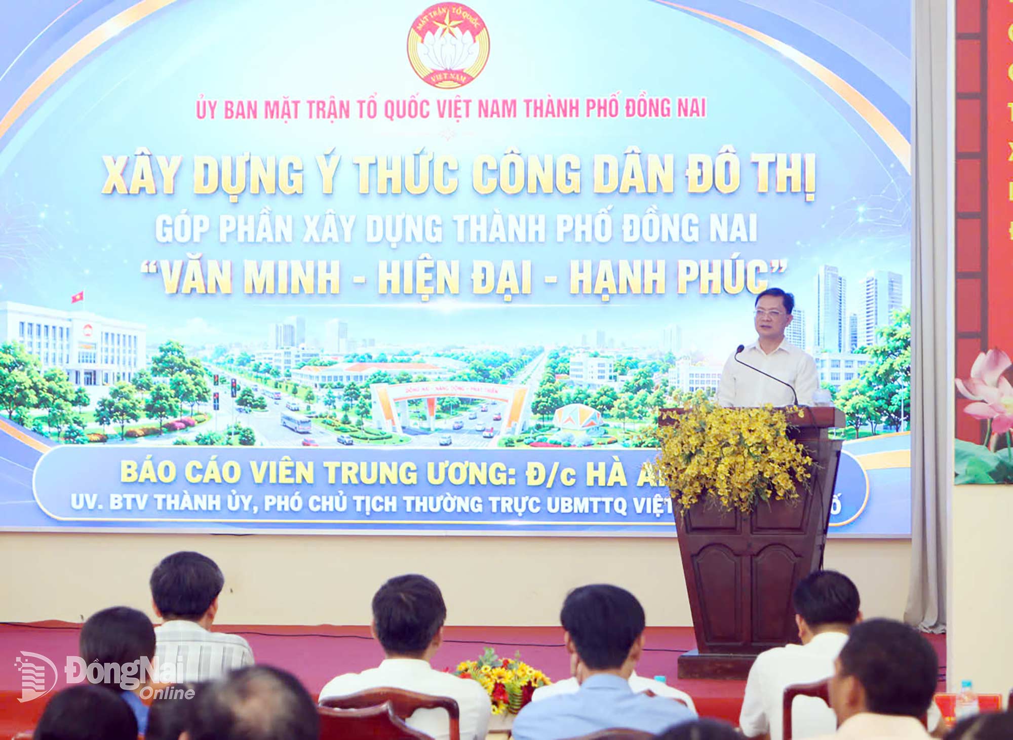 Ủy viên Ban Thường vụ Thành ủy, Phó Chủ tịch Thường trực Ủy ban MTTQ Việt Nam thành phố Hà Anh Dũng báo cáo chuyên đề tại xã Minh Đức. Ảnh: Văn Truyên