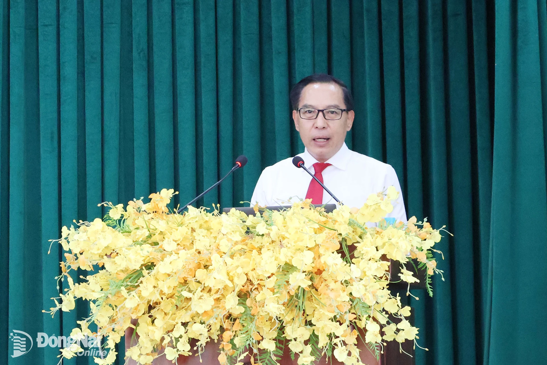 Ông Nguyễn Viết Thắng, Phó Giám đốc Sở Ngoại vụ - Cơ quan Thường trực Ban Chỉ đạo công tác biên giới thành phố trực tiếp trao đổi các chuyên đề trong hội nghị tuyên truyền. Ảnh: Nguyệt Hà
