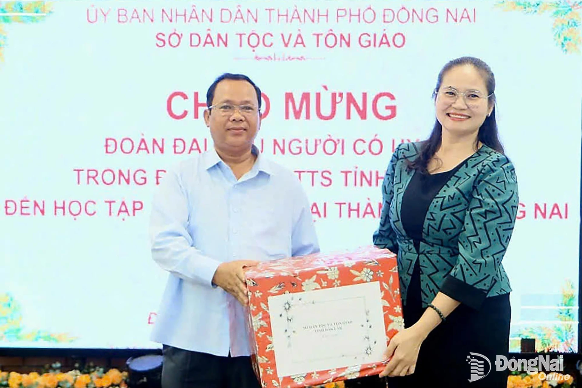 Le Thi Thanh Bich, Deputy Director of the Dak Lak DoERA, presents a souvenir to the Dong Nai DoERA. Photo: Van Truyen

