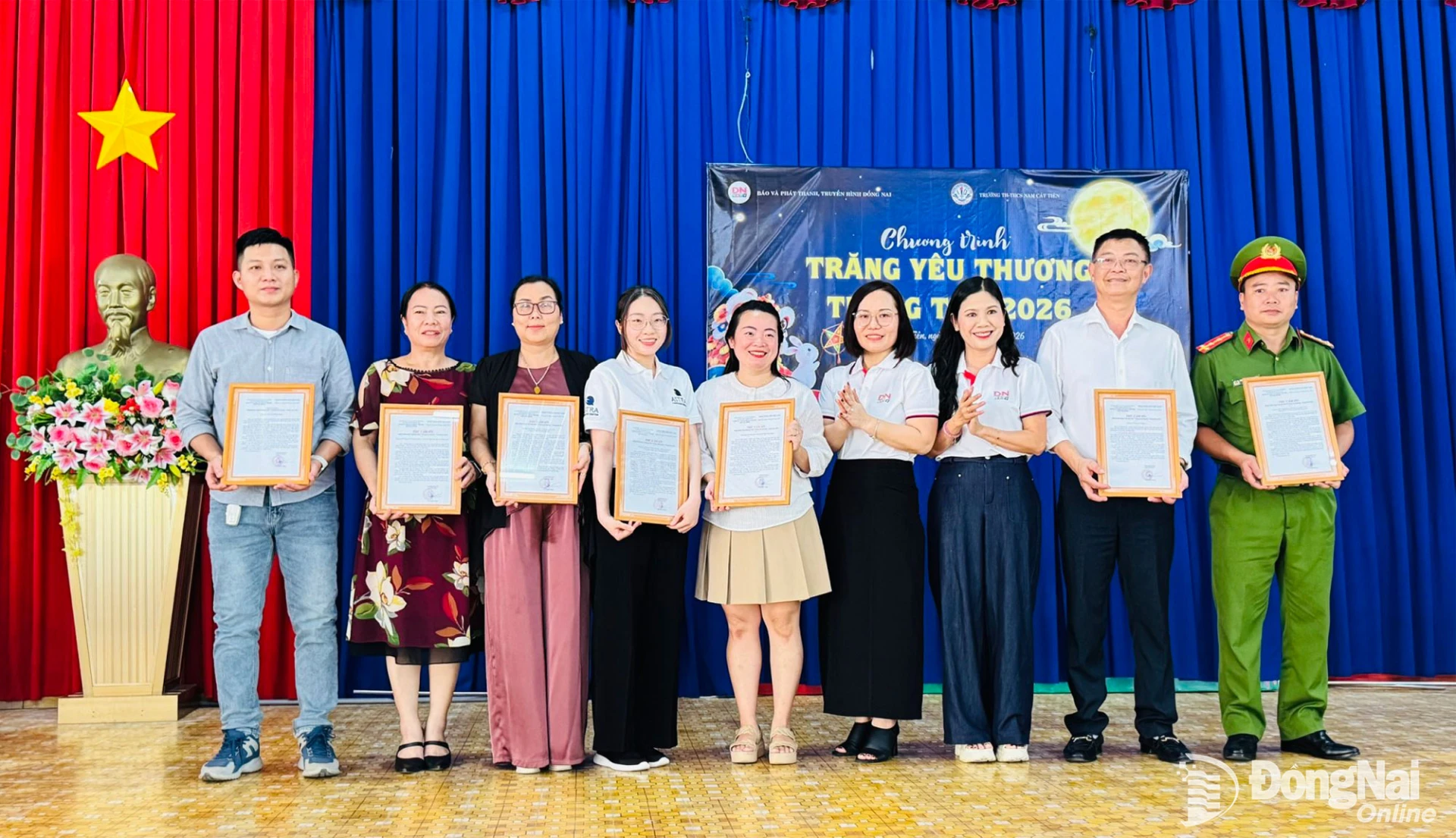 Organizers present letters of appreciation to sponsors, businesses and benefactors for supporting the program. Photo: Minh Hue