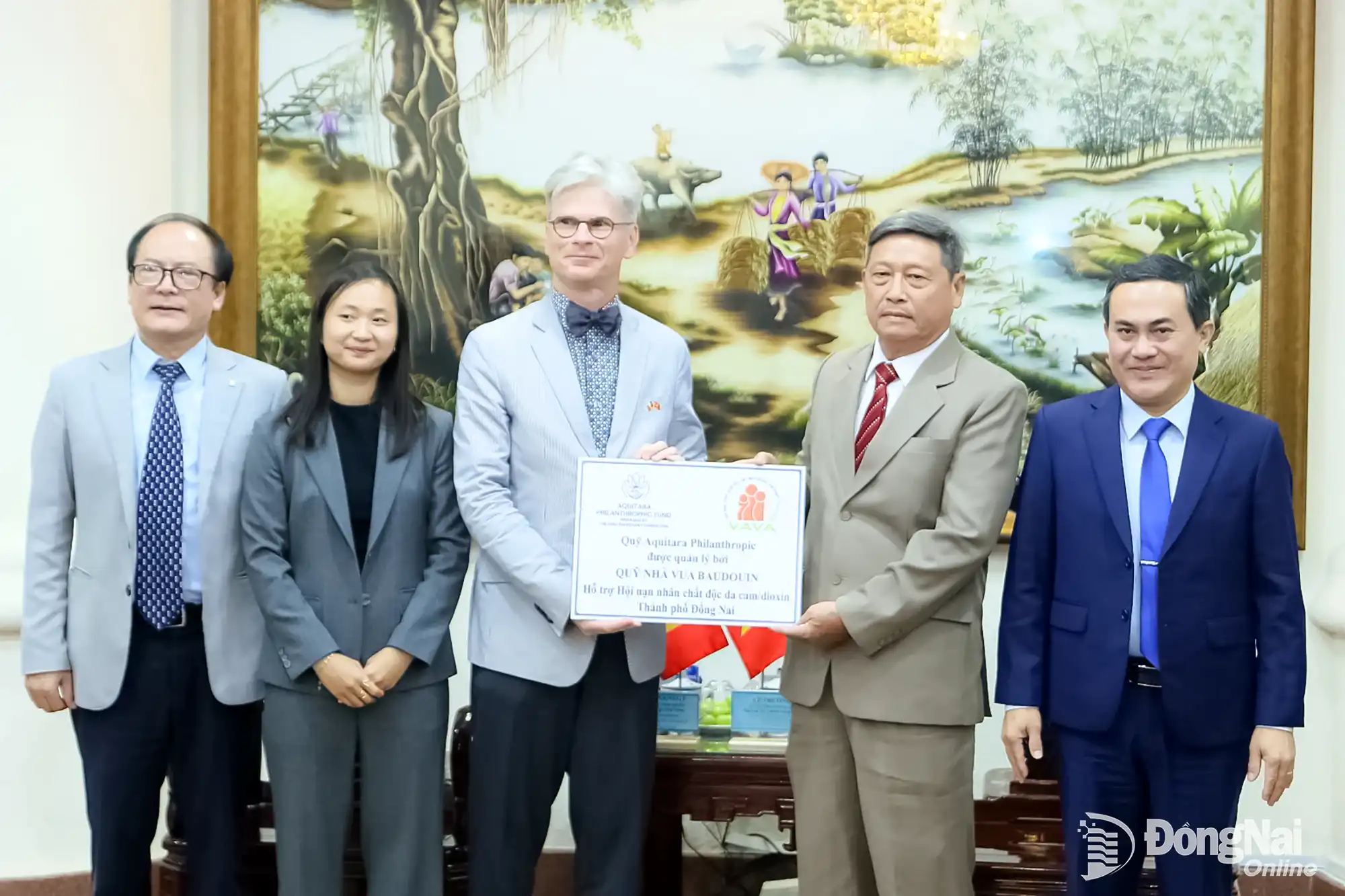 Ambassador Pieter Leenknegt presents a symbolic plaque representing a VND20 million donation to the Dong Nai City Association for Victims of Agent Orange/dioxin. Photo: Van Truyen

