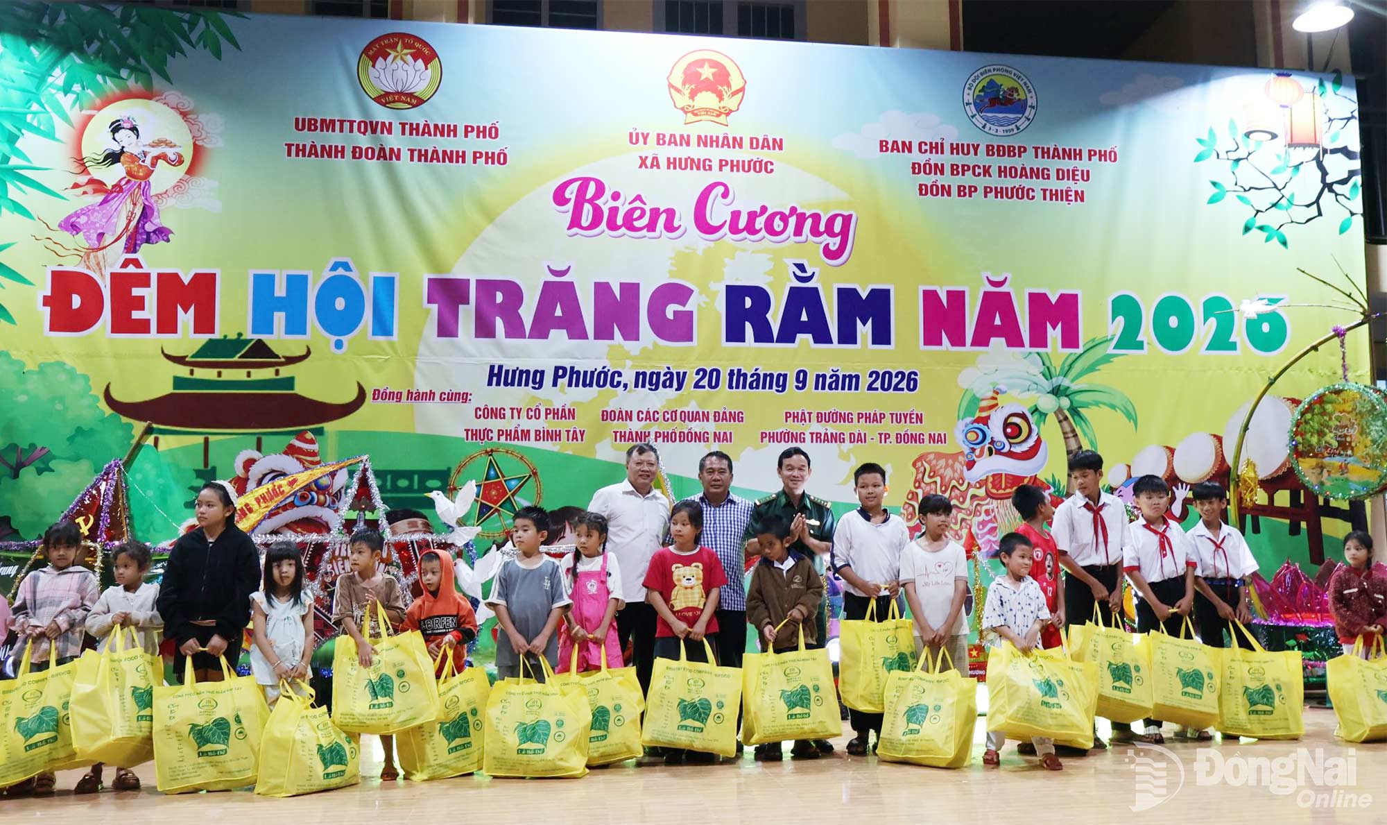 Lãnh đạo Ủy ban MTTQ Việt Nam thành phố, Ban Chỉ huy Bộ đội Biên phòng thành phố và các mạnh thường quân tặng quà cho thiếu nhi. Ảnh: Nguyệt Hà