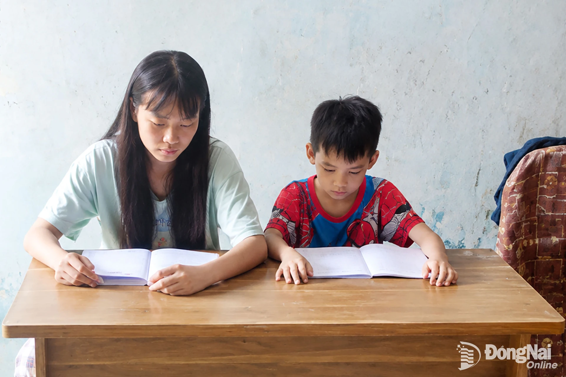 Trúc An và Gia Phú vẫn miệt mài bảo nhau tự học tập. Ảnh: Khánh Đan