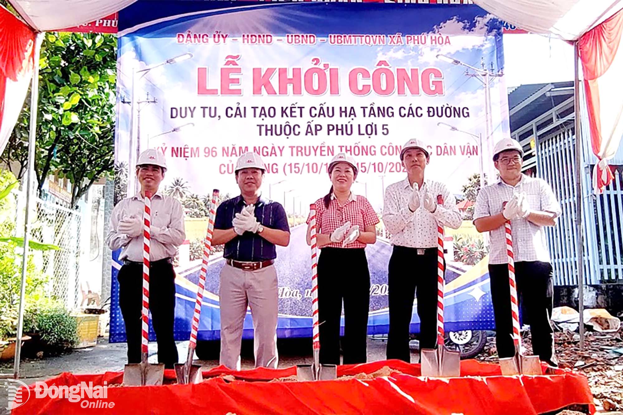 Lãnh đạo xã cùng ban ấp, đơn vị thi công thực hiện nghi thức khởi công duy tu, cải tạo kết cấu hạ tầng tuyến đường thuộc ấp Phú Thịnh. Ảnh: Lê Trung
