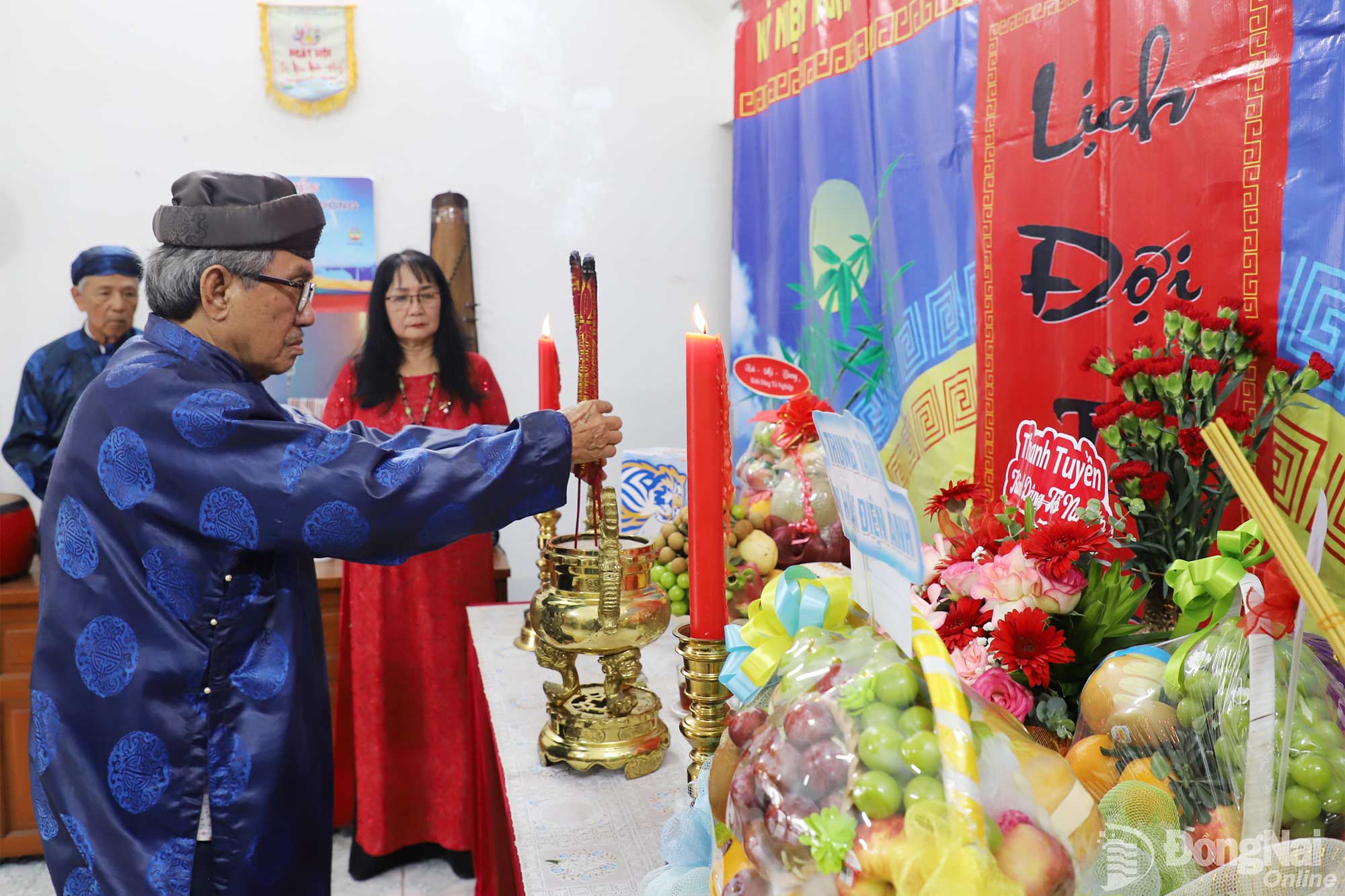 Nghệ nhân Dân gian Phạm Lơ, Chủ nhiệm Câu lạc bộ đờn ca tài tử thành phố Đồng Nai dâng hương giỗ Tổ nghiệp sân khấu. Ảnh: My Ny