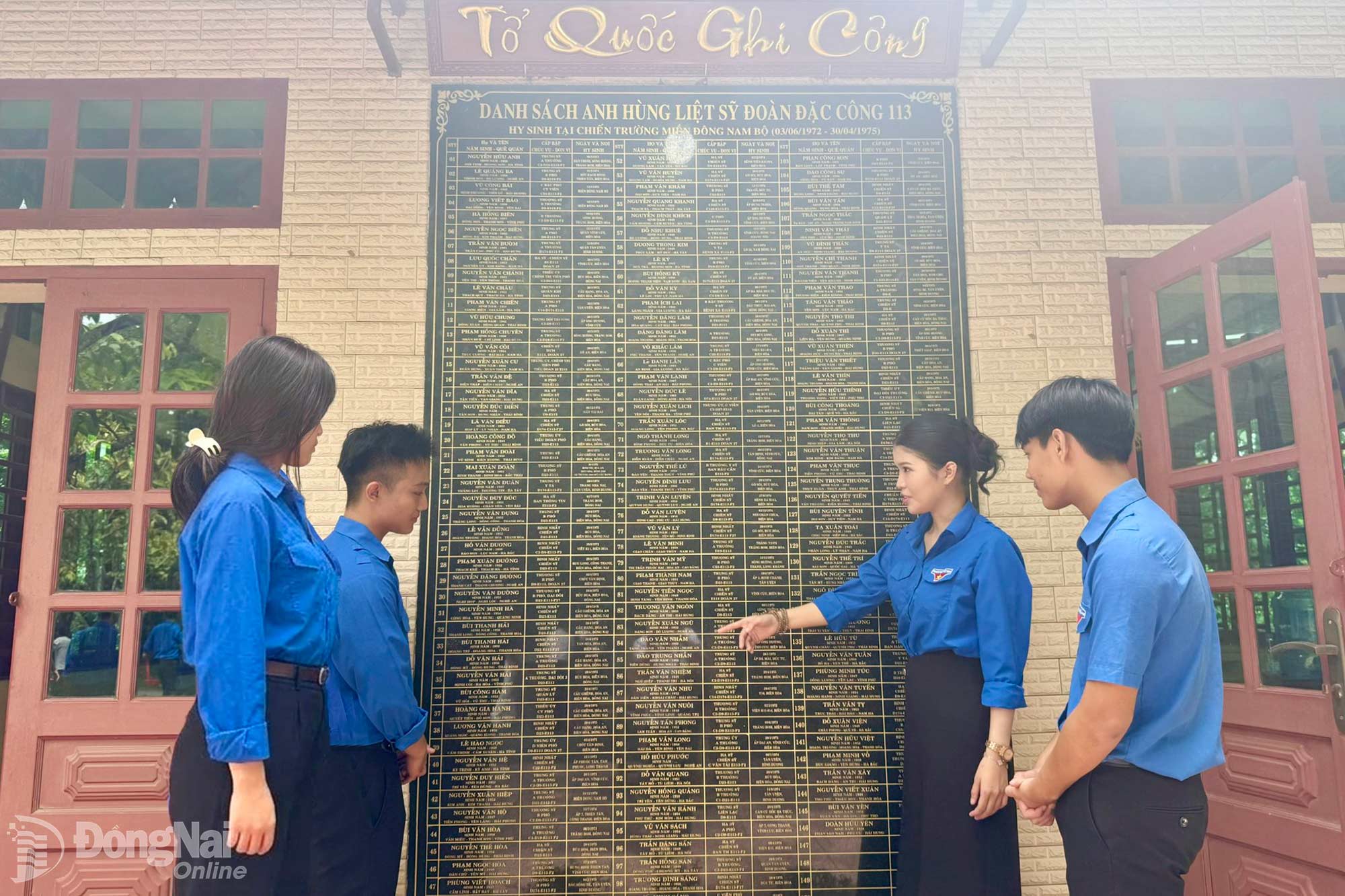 Đoàn viên, thanh niên phường Hố Nai tìm hiểu lịch sử tại Nhà bia tưởng niệm liệt sĩ Đoàn Đặc công 113. Ảnh: N.Hạ