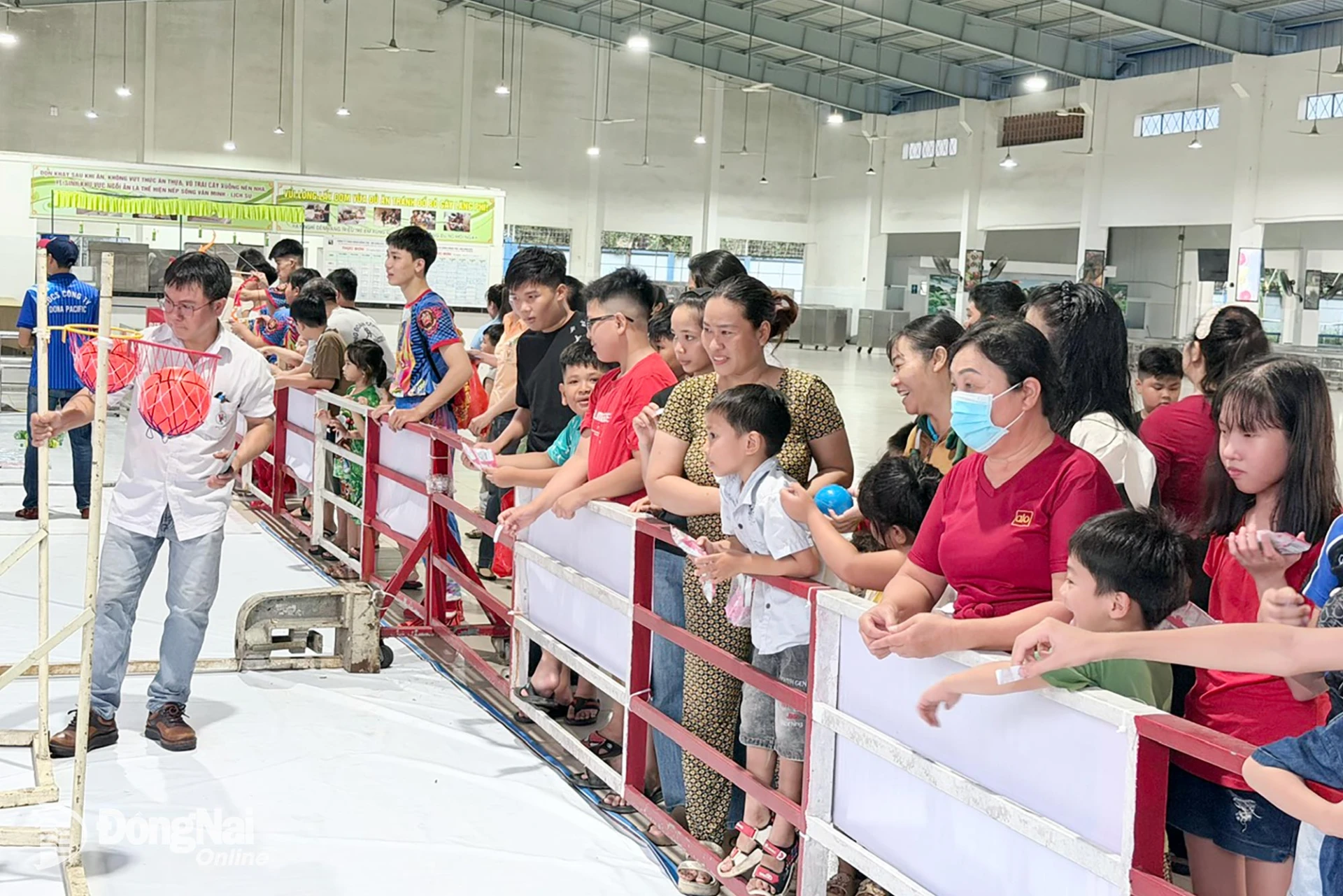 Workers’ children of Dona Pacific (Vietnam) Co., Ltd. in Binh Minh Commune celebrate the Mid-Autumn Festival at the “Full-Moon Festival Night” program. Photo: N. Hoa


