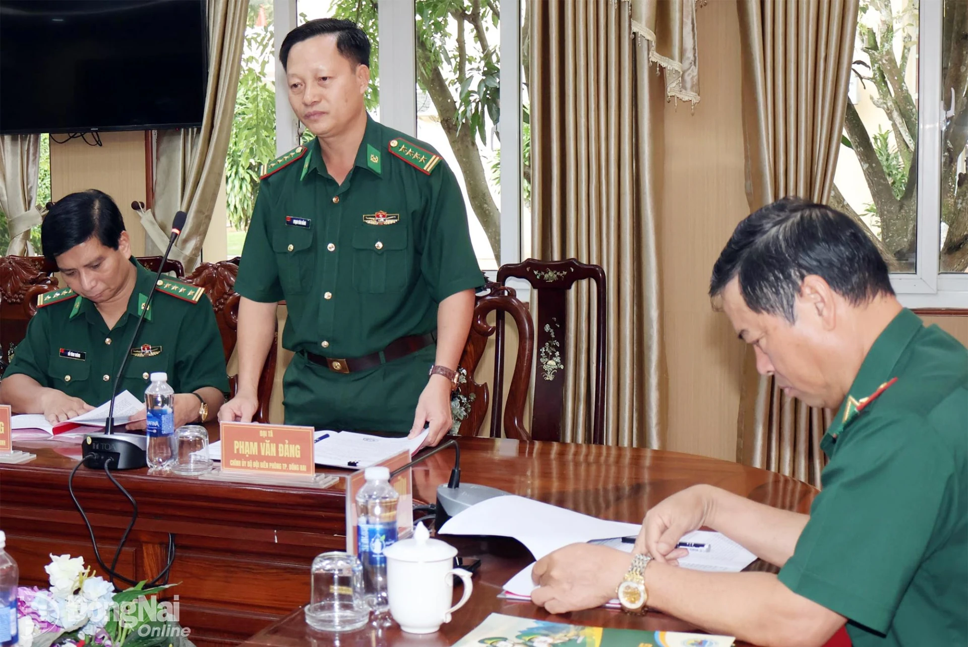 Đại tá Phạm Văn Đảng, Bí thư Đảng ủy, Chính ủy, Chủ tịch Hội đồng Thi đua - khen thưởng Ban Chỉ huy Bộ đội Biên phòng Đồng Nai phát biểu tại hội nghị. Ảnh: Nguyệt Hà