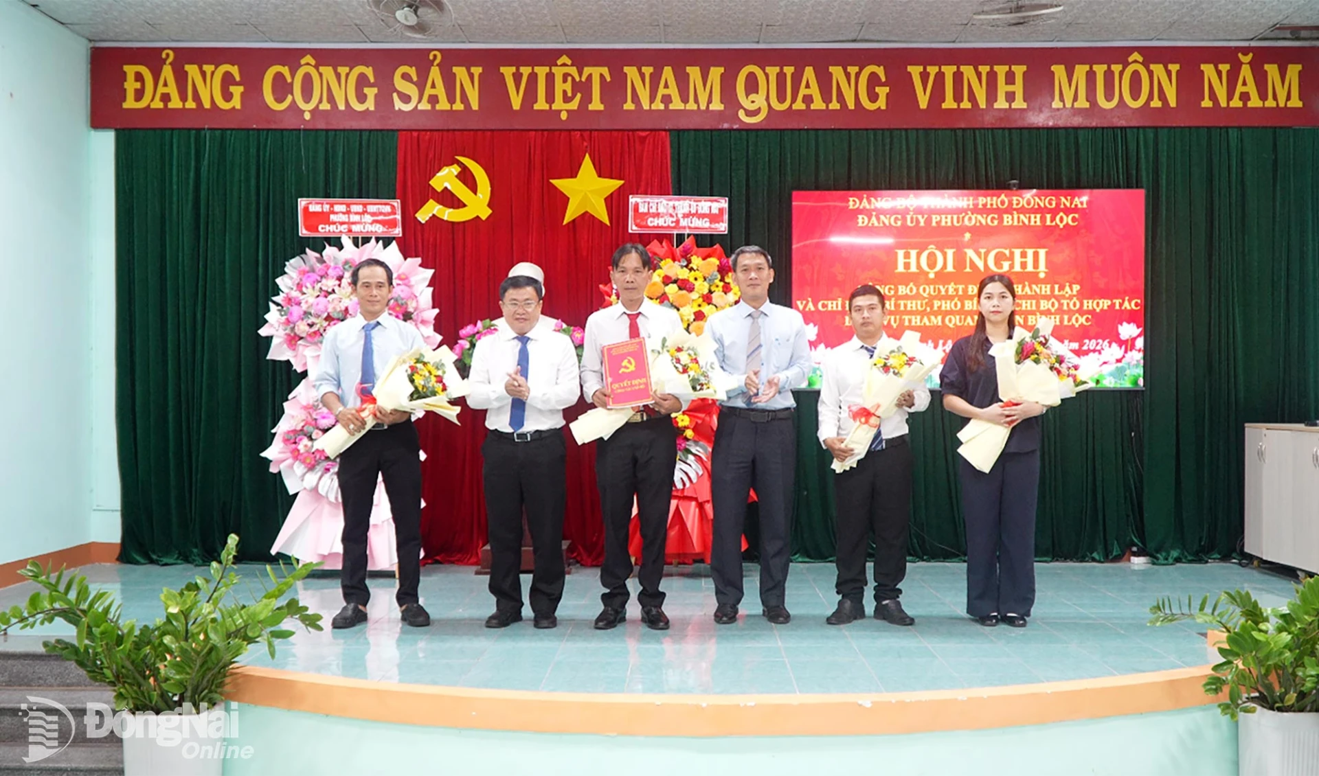 Thành ủy viên, Phó Trưởng ban Tổ chức Thành ủy, Phó Trưởng ban Thường trực Ban Chỉ đạo 07 Thành ủy Đỗ Đức Hòa và Bí thư Đảng ủy, Chủ tịch HĐND phường Nguyễn Xuân Hà trao quyết định thành lập Chi bộ THT dịch vụ tham quan vườn Bình Lộc.