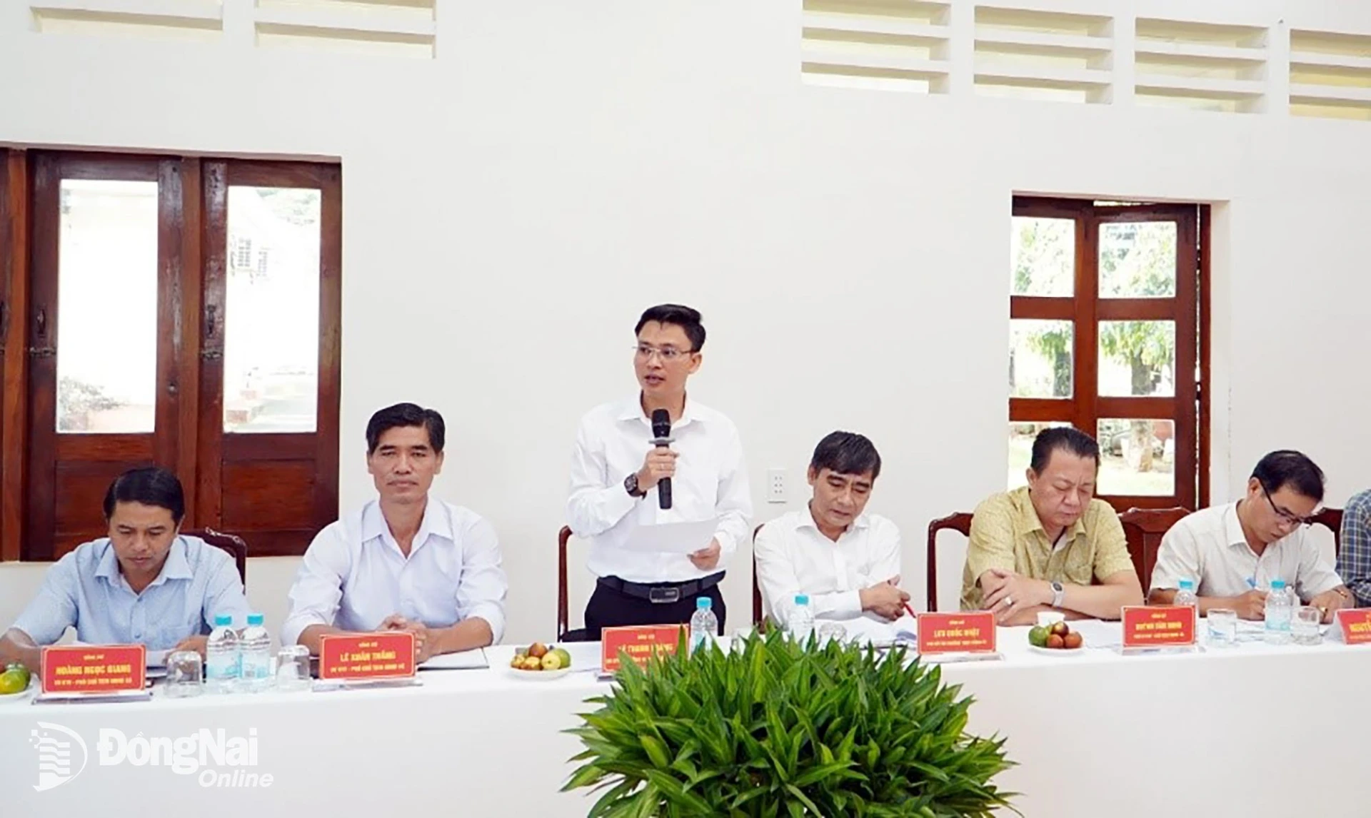 Trưởng ban Xây dựng Đảng xã Minh Đức Lê Thanh Hoàng báo cáo kết quả thực hiện việc tại buổi làm việc.

