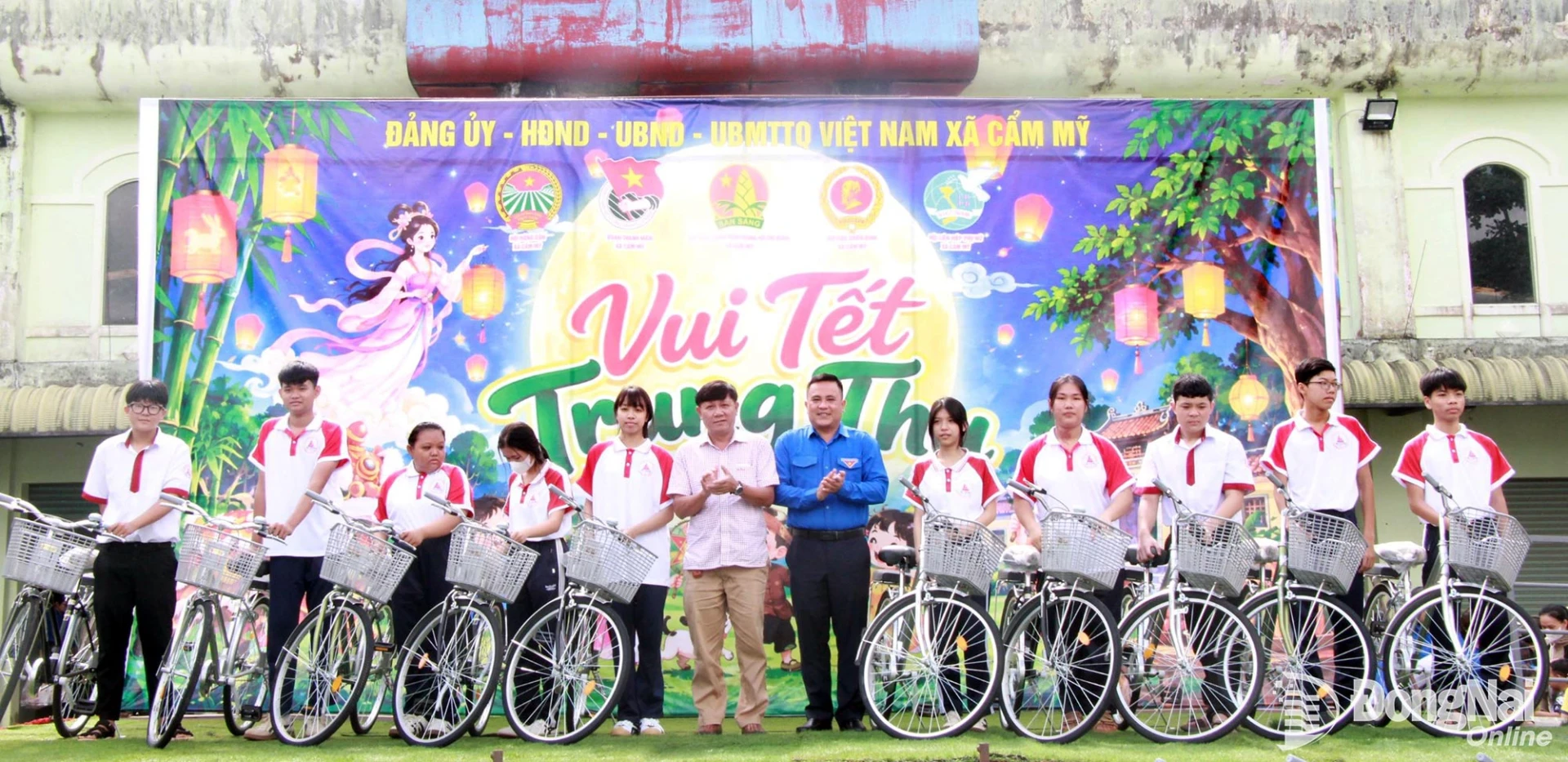 Representatives of the City Youth Union and the Party Committee, Peoples Council, Peoples Committee, and Vietnam Fatherland Front Committee of Cam My Commune present bicycles to children in difficult circumstances during the Mid-Autumn Festival celebration. Photo: Nga Son

