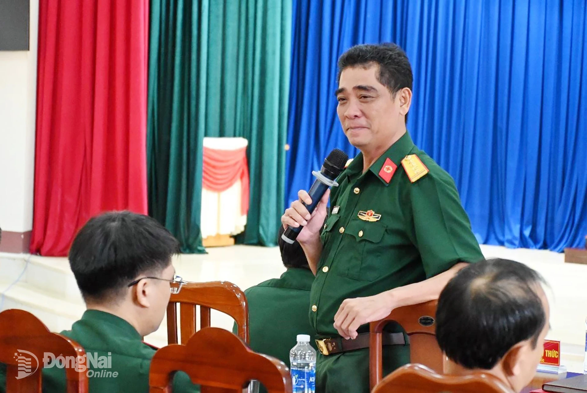 	Đại tá Trần Văn Thức, Giám đốc Bệnh viện quân dân y 16 trả lời các ý kiến của cán bộ, nhân viên bệnh viện.