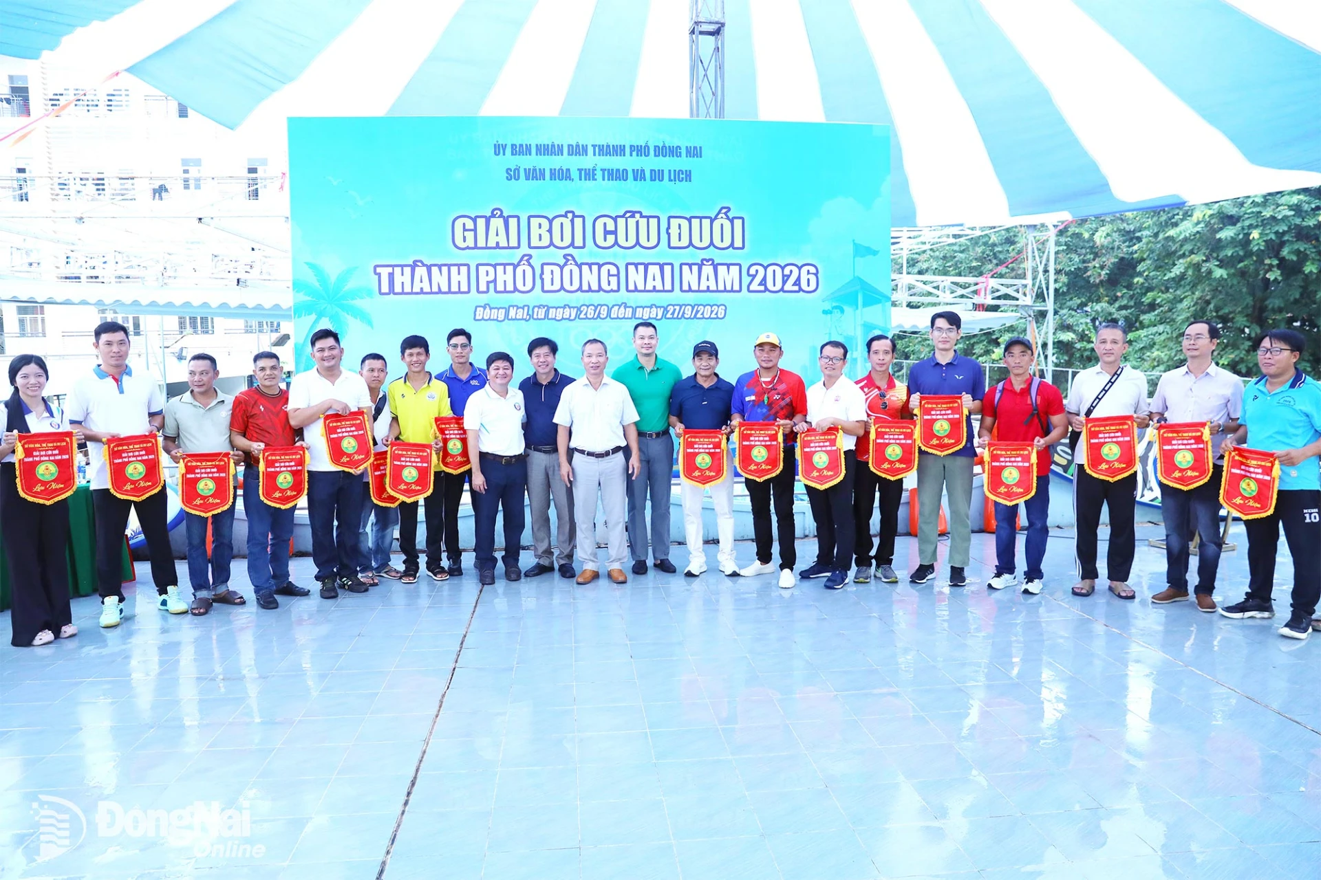 Ban tổ chức, các đại biểu cùng các đơn vị tham dự giải tại lễ khai mạc. Ảnh: Huy Anh