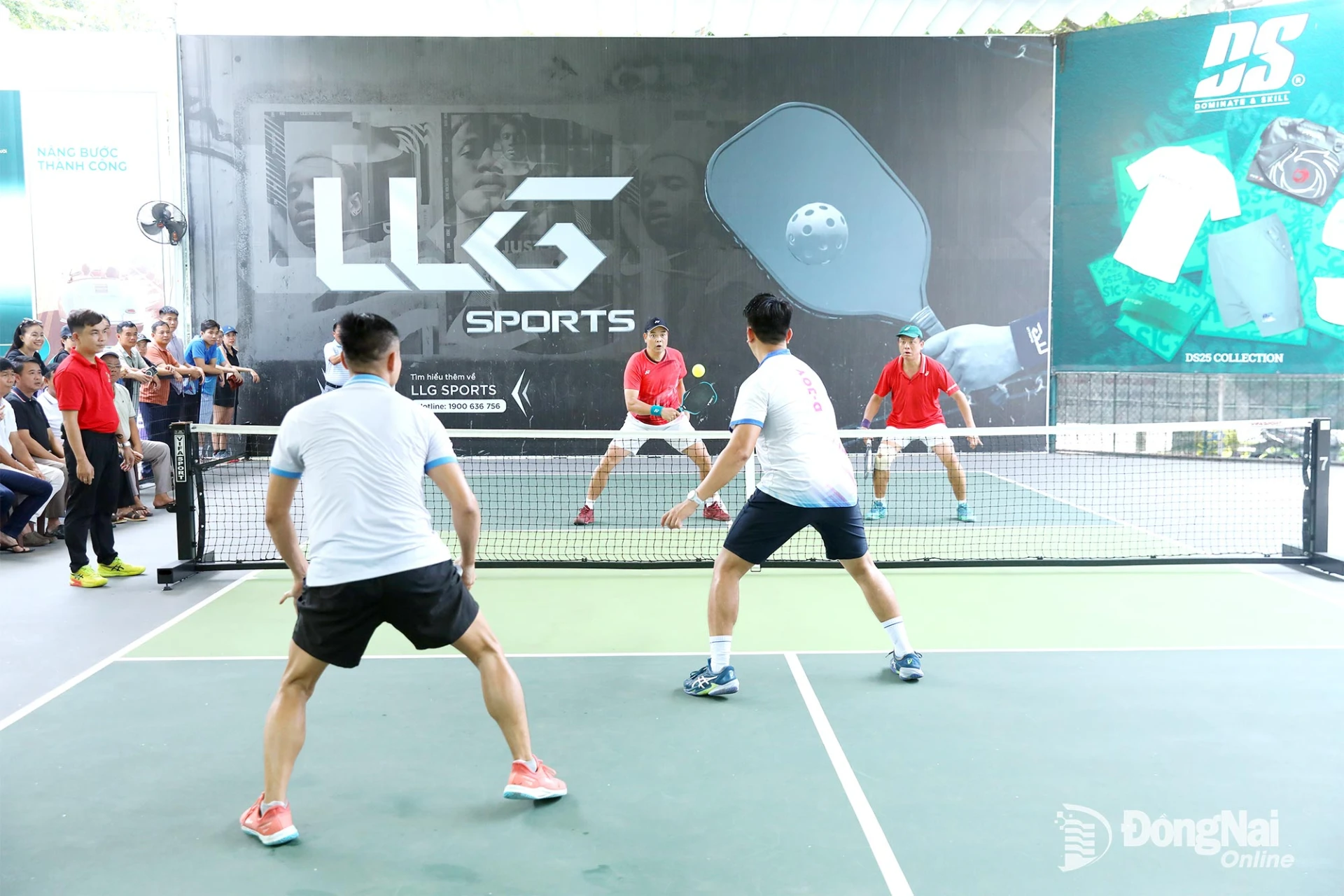 Trận chung kết nội dung đôi nam lãnh đạo diễn ra trong sáng 26-9. Ảnh: Huy Anh