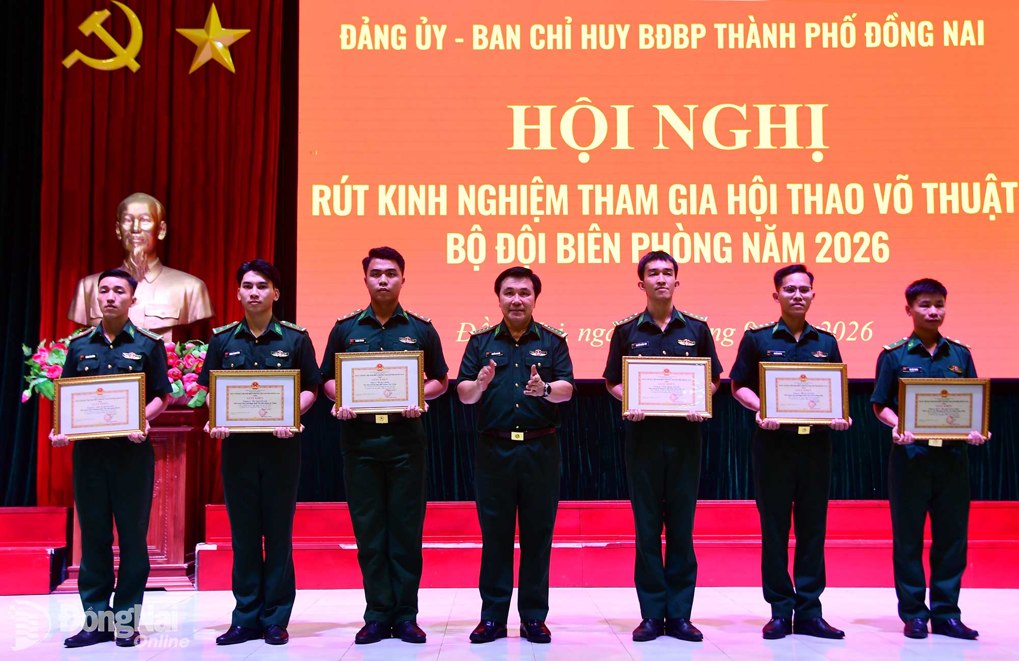 Đại tá Nguyễn Anh Đức khen thưởng các vận động viên đạt thành tích tốt trong hội thao. Ảnh: Hữu Thịnh
