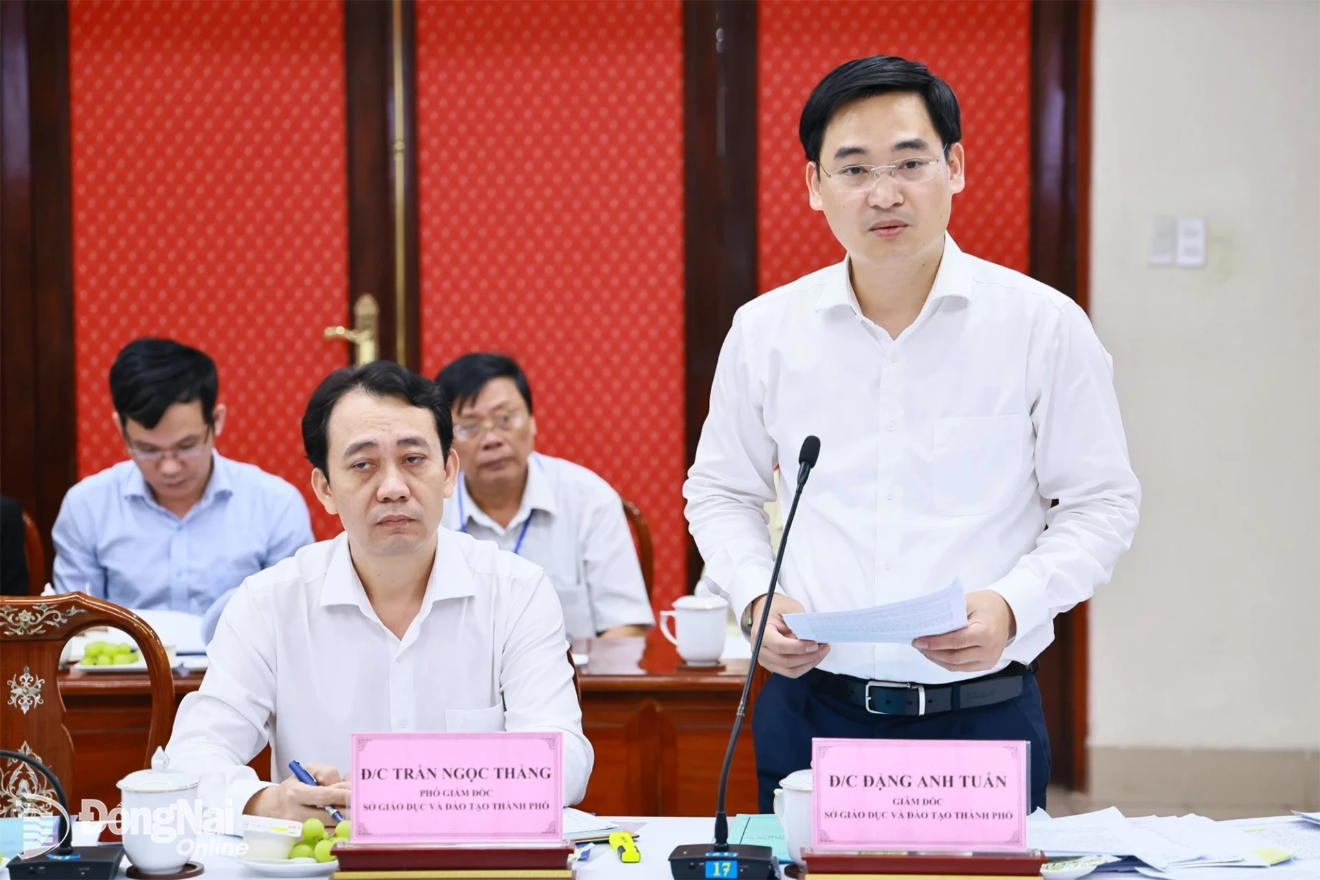 Director of the DoET Dang Anh Tuan presents a report at the session. Photo: Cong Nghia


