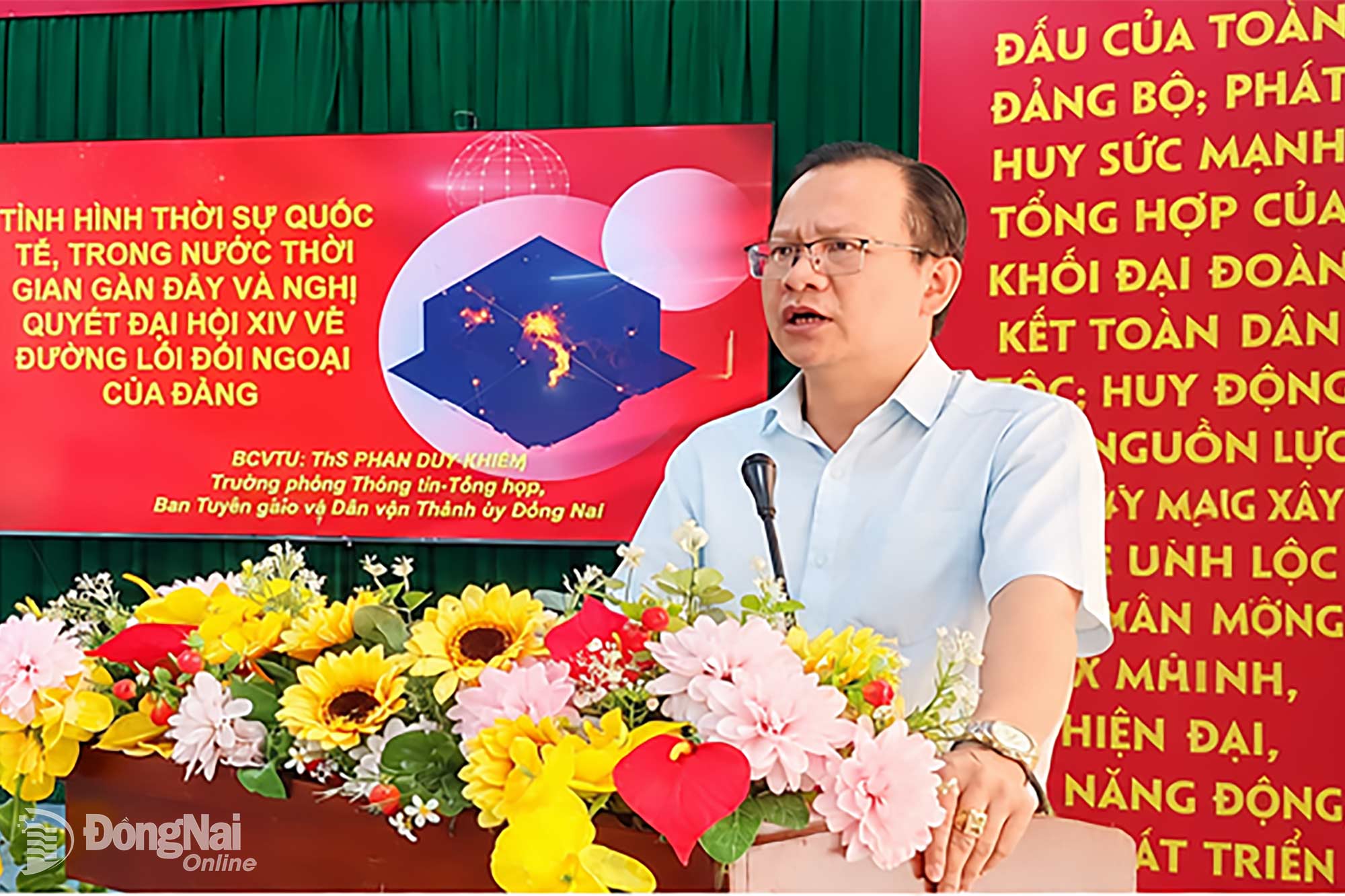 Thạc sĩ Phan Duy Khiêm, Trưởng phòng Thông tin - Tổng hợp, Ban Tuyên giáo và Dân vận Thành ủy Đồng Nai triển khai các chỉ thị, nghị quyết của Đảng tại phường Bình Lộc. Ảnh: Minh Dũng