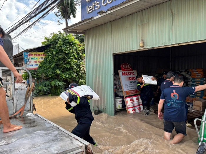 Đội Chữa cháy và CNCH khu vực 3 hỗ trợ người dân ứng phó ngập úng trên tuyến đường 769