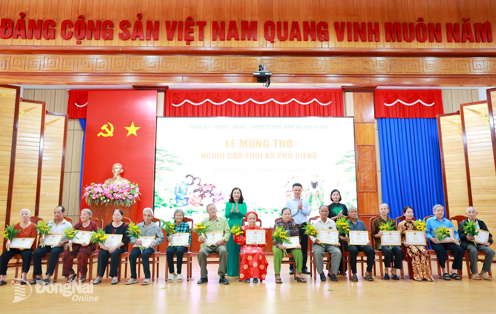 Thành ủy viên, Bí thư Đảng ủy xã Nguyễn Thị Xuân Hòa trao giấy chúc thọ, mừng thọ và tặng quà cho người cao tuổi. Ảnh: Vũ Nguyện