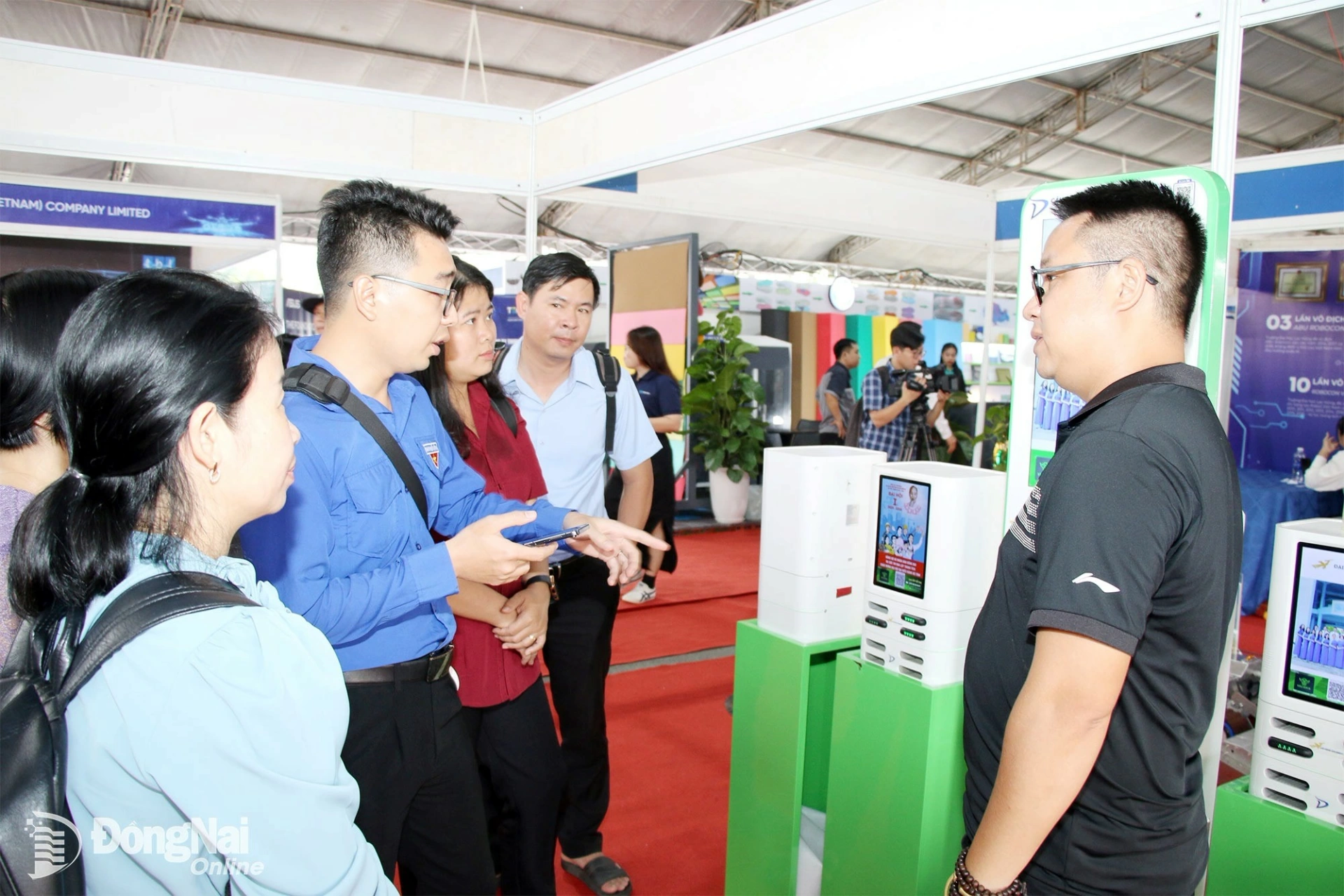Residents and businesses visit booths showcasing digital technology and innovative products at Techfest Dong Nai 2025. Photo: Hai Quan