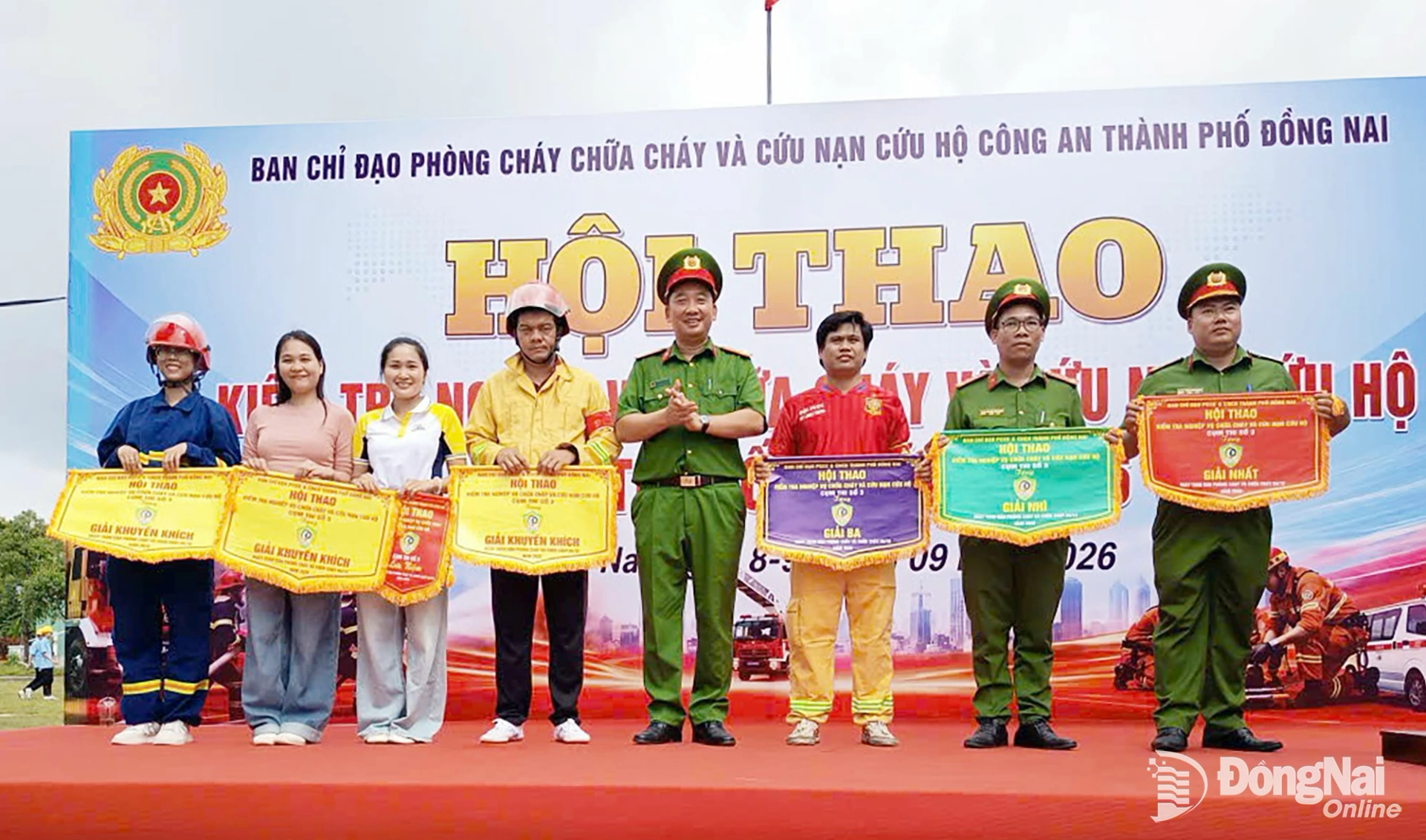 Ban tổ chức trao giải cho các đội đạt thành tích cao tại Hội thao.

