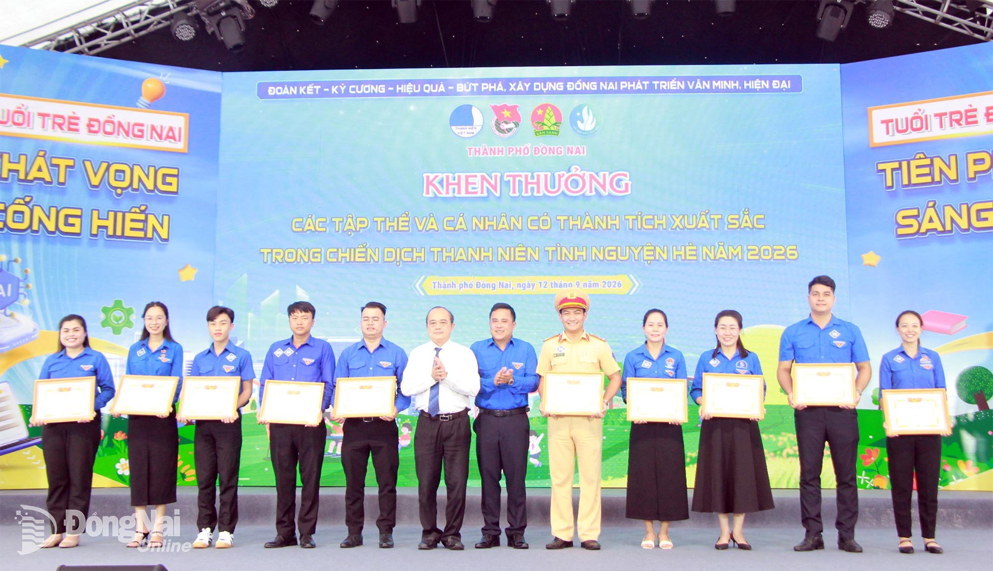 Đại diện lãnh đạo Thành đoàn, Sở Khoa học và Công nghệ trao bằng khen cho đại diện các cá nhân có thành tích xuất sắc trong chiến dịch Thanh niên tình nguyện hè. Ảnh: Nga Sơn