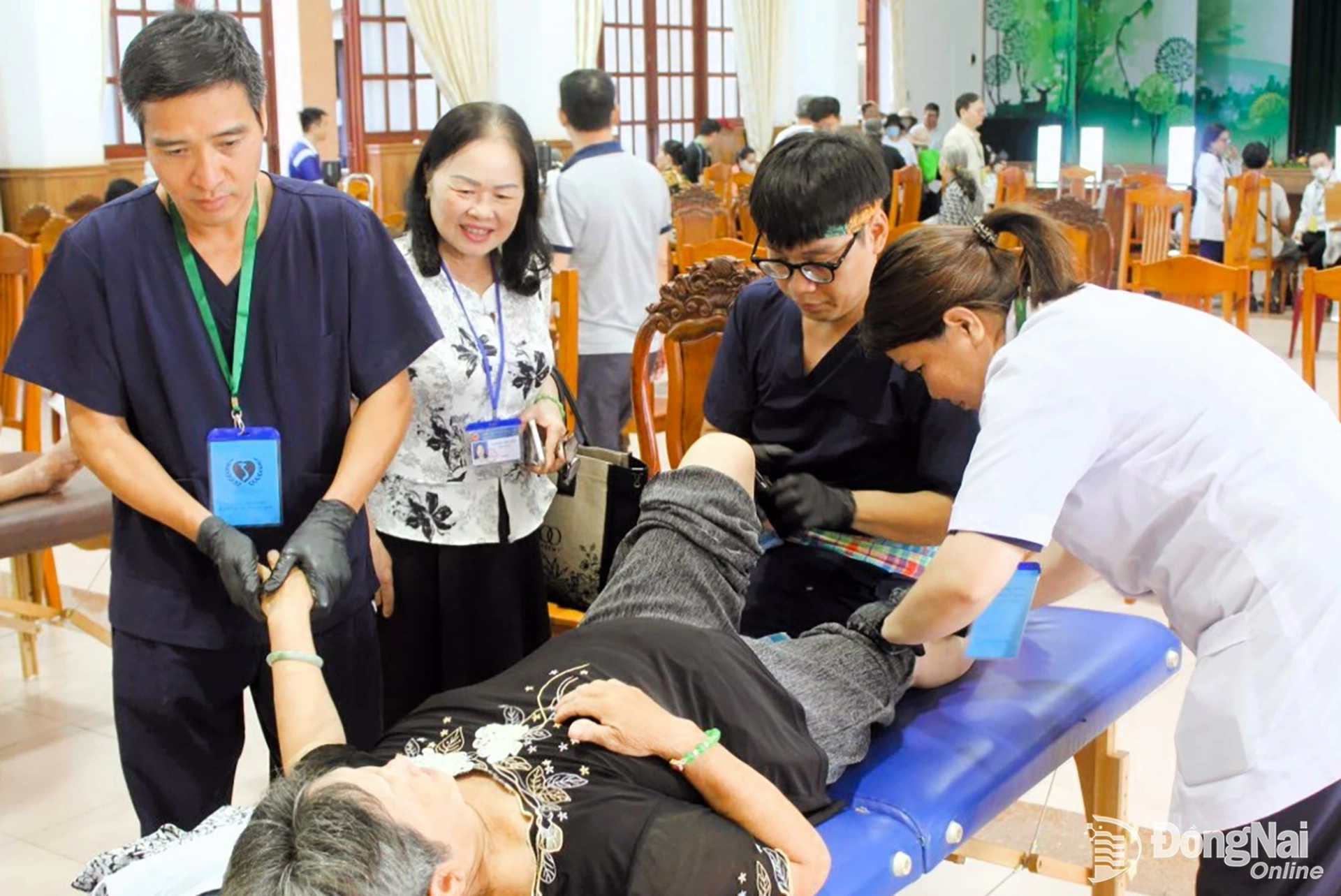Residents receive medical examinations and treatment for musculoskeletal conditions. Photo: Danh Loc

