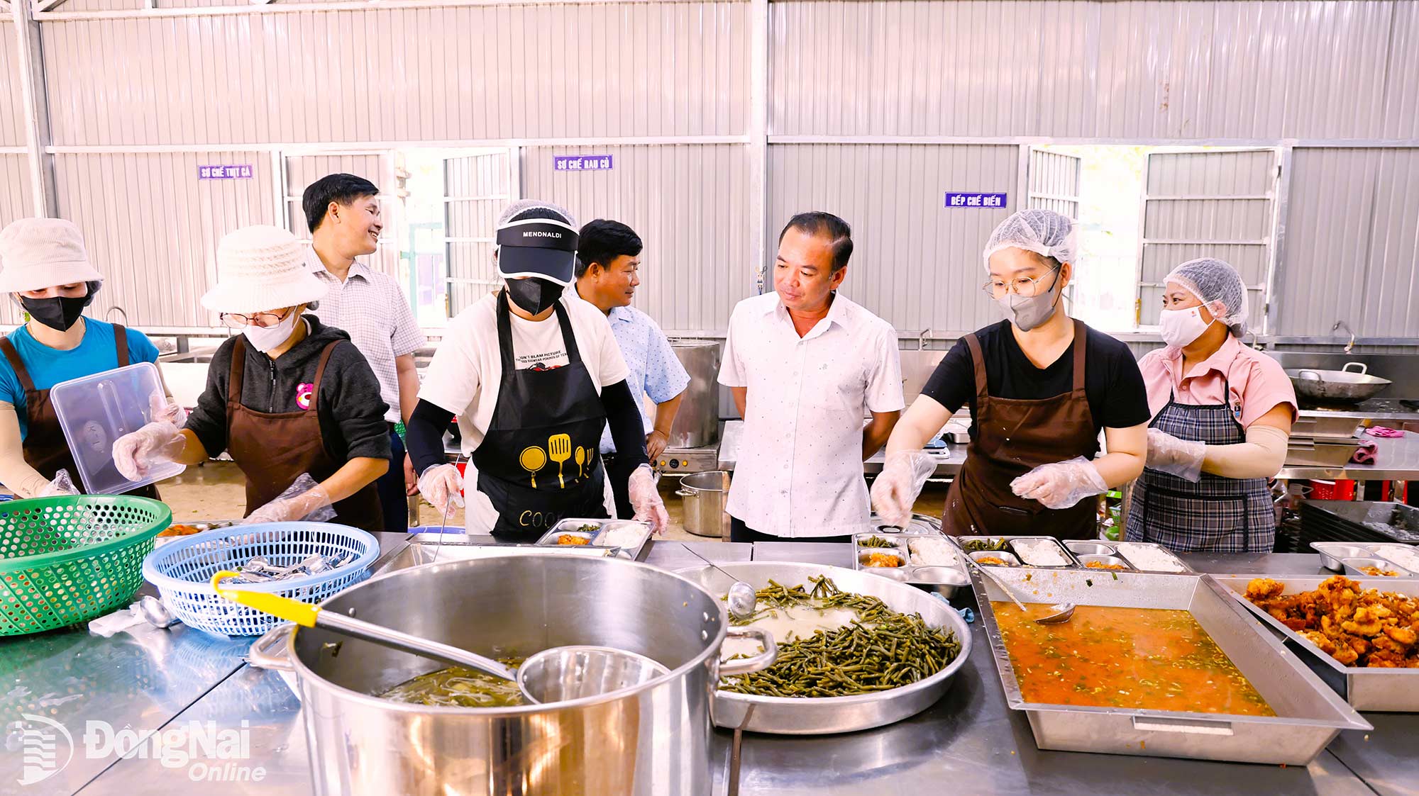 Chủ tịch UBND xã Thiện Hưng Nguyễn Minh Phong kiểm tra quy trình phân chia khẩu phần ăn cho học sinh tại Phân hiệu Trường THCS Bù Đốp. Ảnh: Như Tình