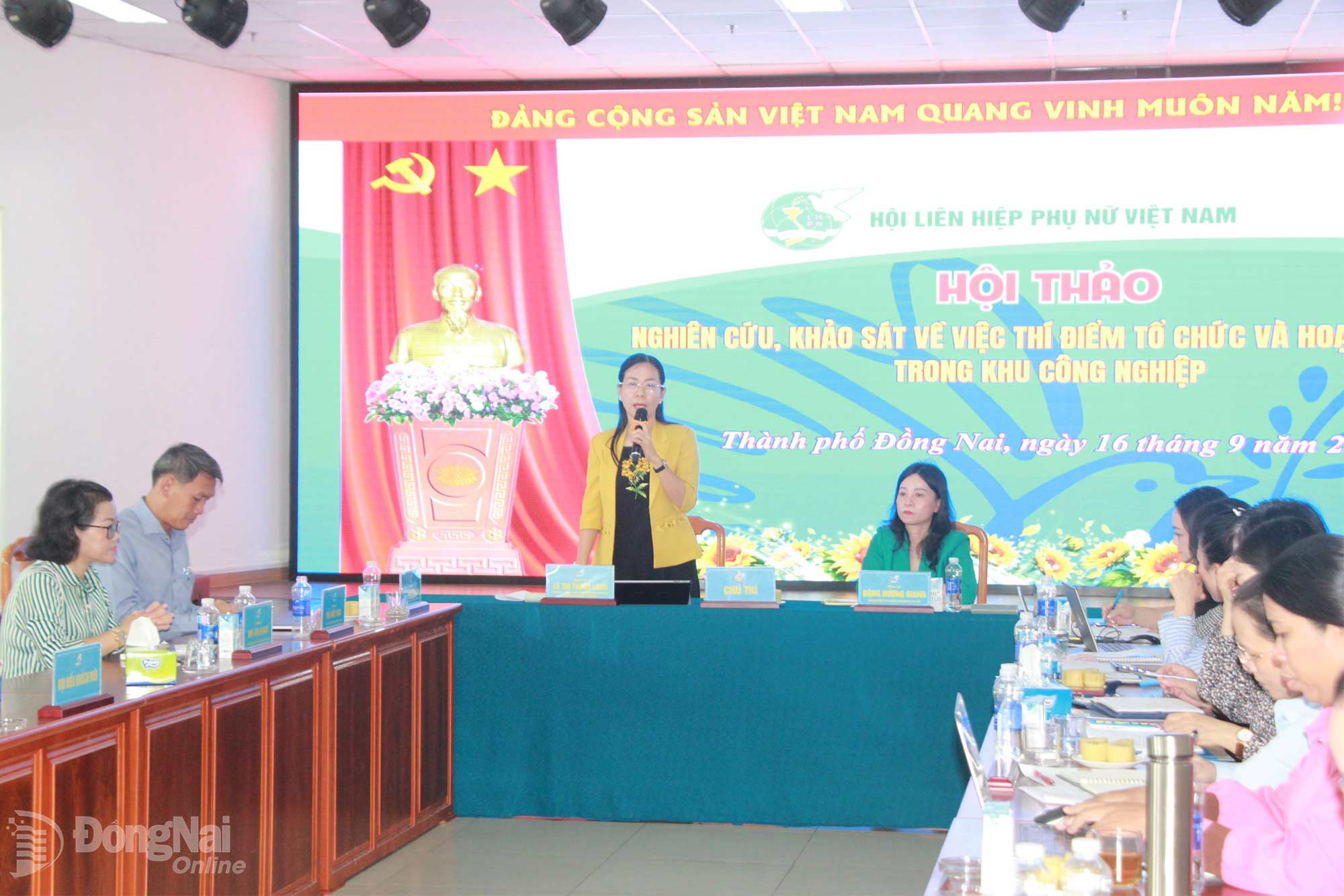 Thành ủy viên, Phó Chủ tịch Ủy ban MTTQ Việt Nam thành phố, Chủ tịch Hội LHPN thành phố Lê Thị Thanh Loan điều hành hội thảo. Ảnh: Nga Sơn