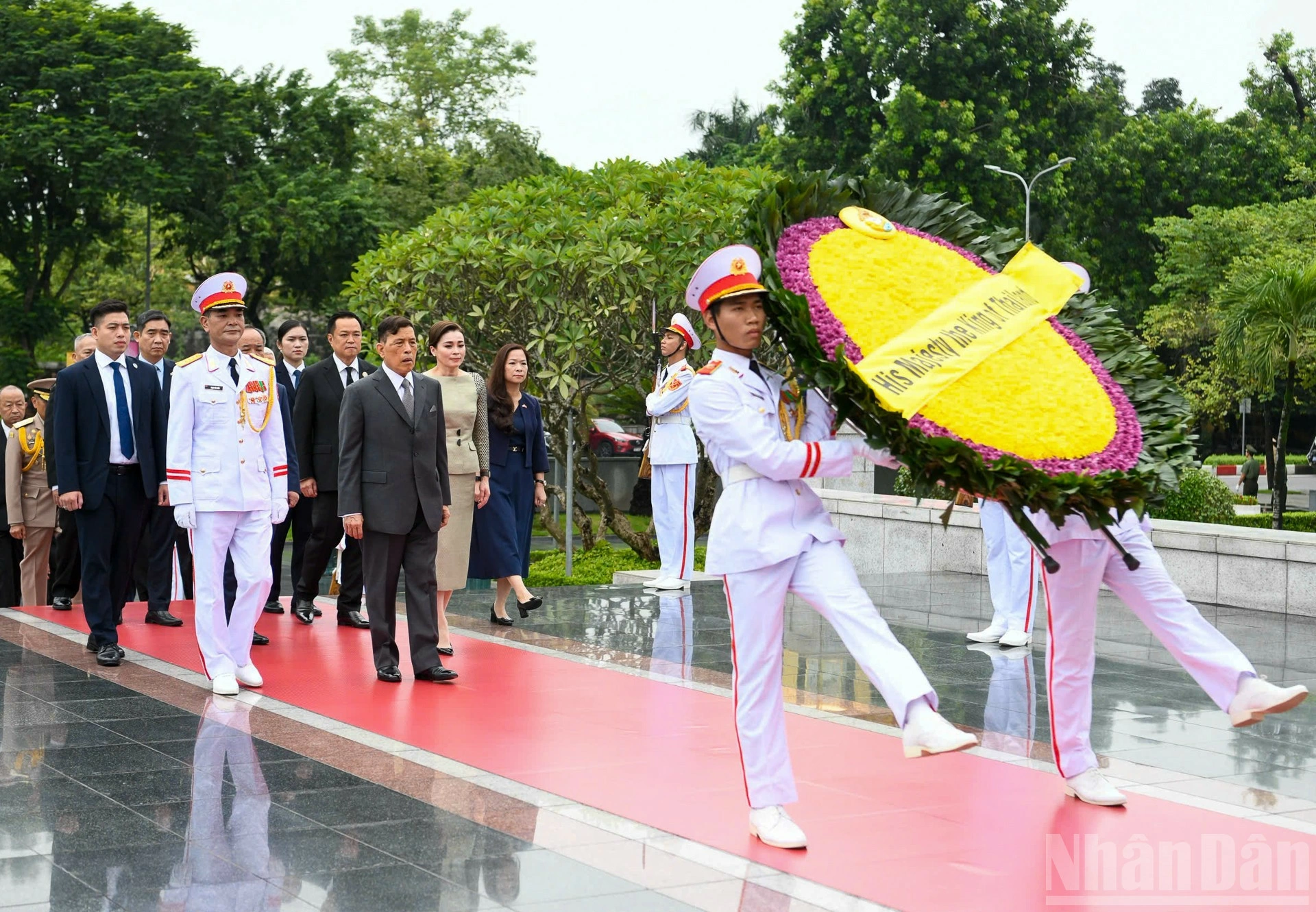 Nhà vua Vương quốc Thái Lan Maha Vajiralongkorn Phra Vajiraklaochaoyuhua và Hoàng hậu Suthida Bajrasudhabimalalakshana đến đặt vòng hoa tại Đài tưởng niệm các Anh hùng liệt sĩ trên đường Bắc Sơn.