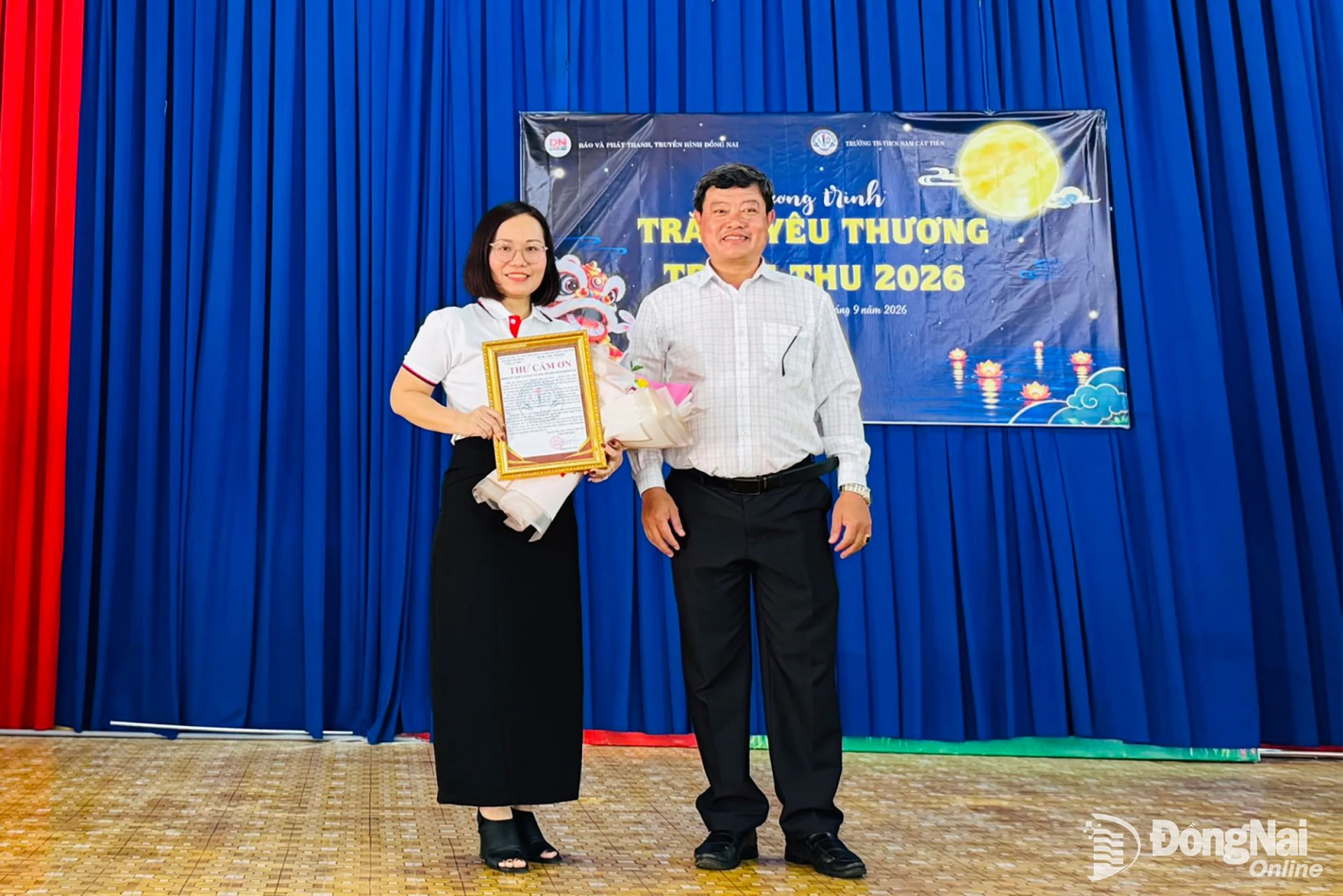 Truong Van Minh, Principal of Nam Cat Tien Primary and Lower Secondary School, presents a letter of thanks to Dong Nai Newspaper and Radio, Television for accompanying and supporting disadvantaged students. Photo: Minh Hue