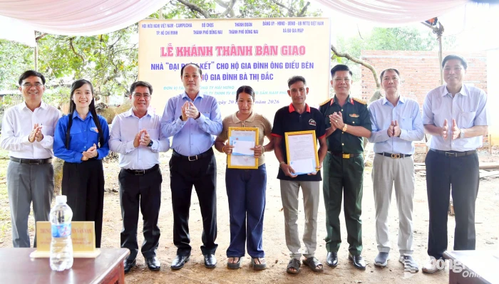 Trao tặng 2 căn nhà đại đoàn kết cho đồng bào dân tộc khó khăn về nhà ở