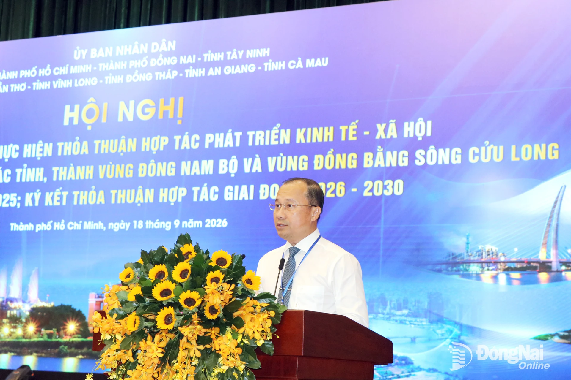 Member of the Dong Nai City Party Committee and Director of the municipal Department of Construction Nguyen Anh Tuan delivers a presentation at the conference. Photo: Vuong The

